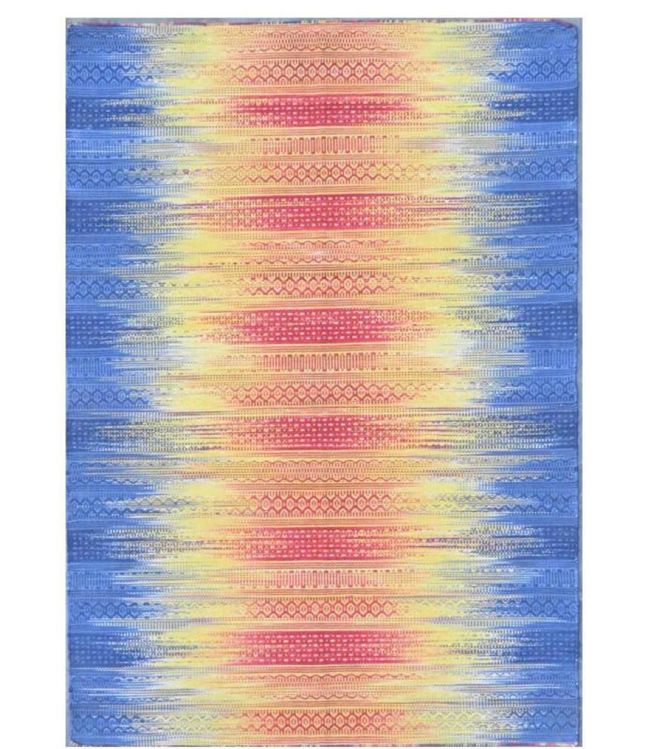 Magnifique Kilim neuf avec un joli design moderne avec un style ikat et de belles couleurs, entièrement tissé à la main avec du coton sur une base de coton.
Mesures : 170 x 240 cm.