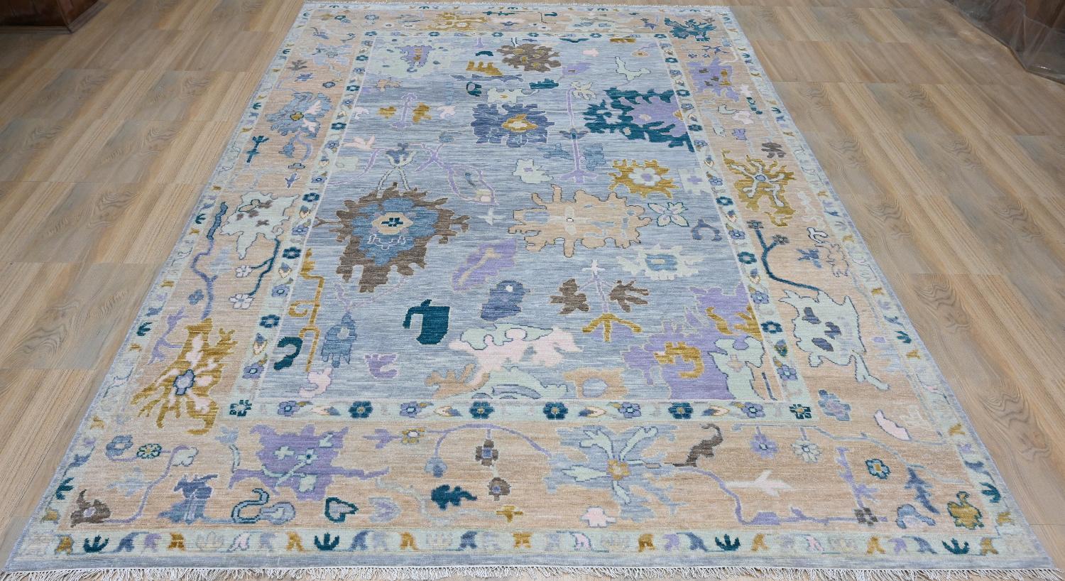 Schöner neuer Teppich mit schönem Oushak-Design und schönen Farben, komplett handgeknüpft mit Wollsamt auf Baumwollbasis.