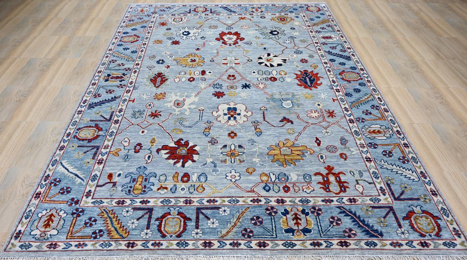 Schöner neuer Teppich mit schönem Oushak-Design und schönen Farben, komplett handgeknüpft mit Wollsamt auf Baumwollbasis.