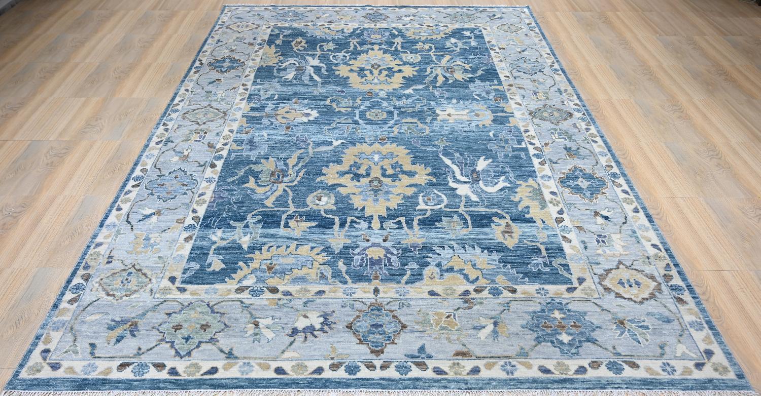 Schöner neuer Teppich mit schönem Oushak-Design und schönen Farben, komplett handgeknüpft mit Wollsamt auf Baumwollbasis.