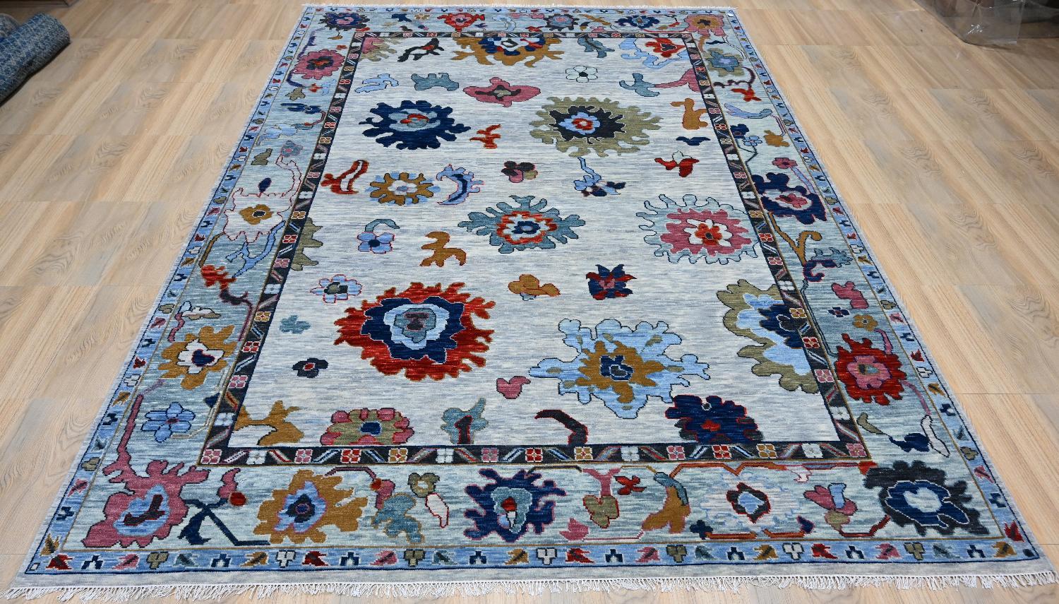 Schöner neuer Teppich mit schönem Oushak-Design und schönen Farben, komplett handgeknüpft mit Wollsamt auf Baumwollbasis.