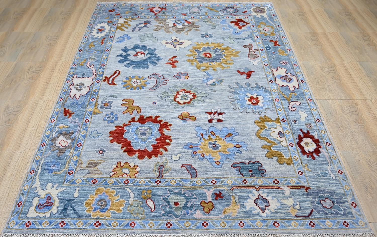 Wir stellen unser neues Teppichmodell mit einem atemberaubenden Oushak-Design und einer reizvollen Farbpalette vor. Er ist vollständig und präzise handgeknüpft und besteht aus einer luxuriösen Mischung aus Wollsamt und Baumwolle. Erhöhen Sie Ihren
