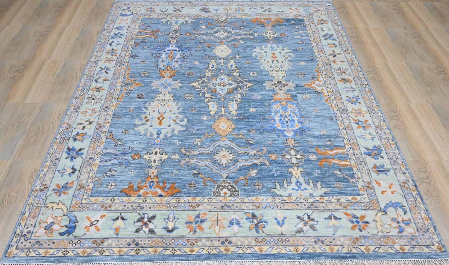 Wir stellen unser neues Teppichmodell mit einem atemberaubenden Oushak-Design und einer reizvollen Farbpalette vor. Er ist vollständig und präzise handgeknüpft und besteht aus einer luxuriösen Mischung aus Wollsamt und Baumwolle. Erhöhen Sie Ihren