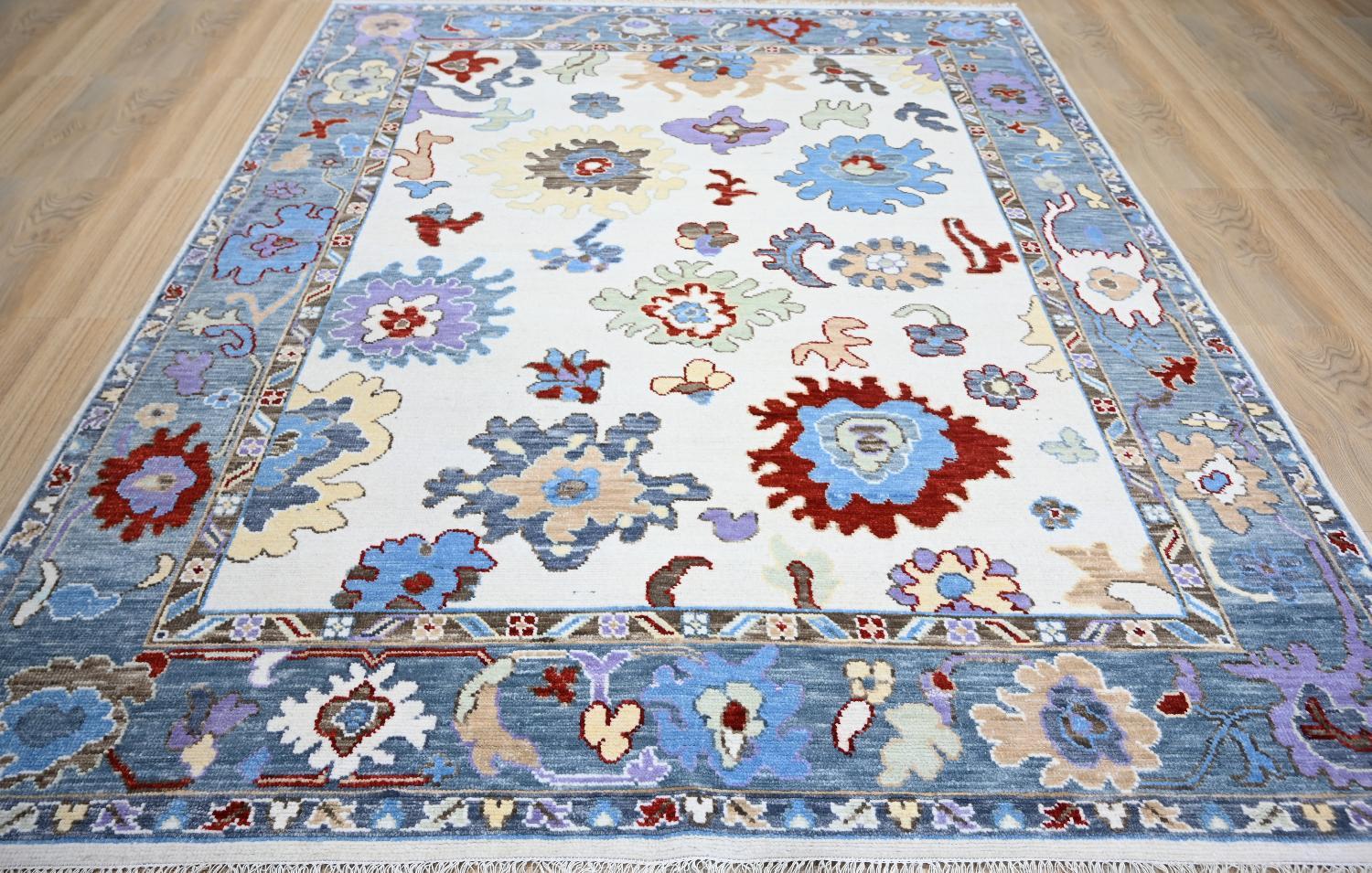 Wir stellen unser neues Teppichmodell mit einem atemberaubenden Oushak-Design und einer reizvollen Farbpalette vor. Er ist vollständig und präzise handgeknüpft und besteht aus einer luxuriösen Mischung aus Wollsamt und Baumwolle. Erhöhen Sie Ihren