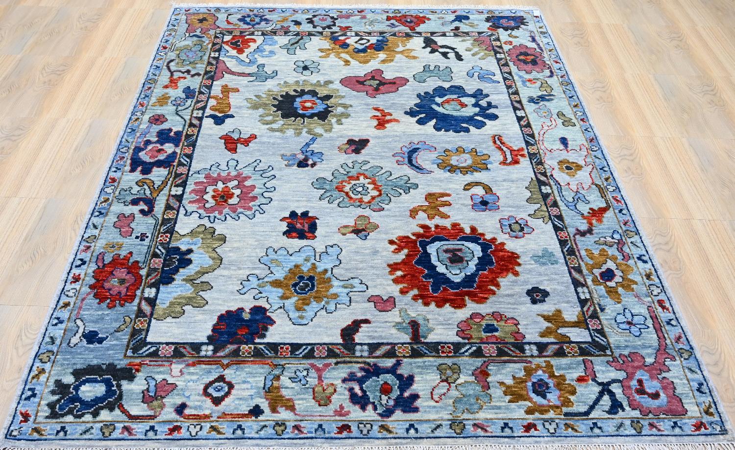 Wir stellen unser neues Teppichmodell mit einem atemberaubenden Oushak-Design und einer reizvollen Farbpalette vor. Er ist vollständig und präzise handgeknüpft und besteht aus einer luxuriösen Mischung aus Wollsamt und Baumwolle. Erhöhen Sie Ihren
