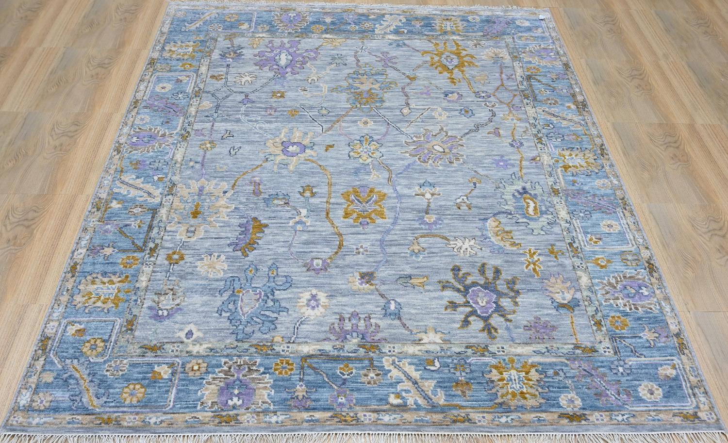 Wir stellen unser neues Teppichmodell mit einem atemberaubenden Oushak-Design und einer reizvollen Farbpalette vor. Er ist vollständig und präzise handgeknüpft und besteht aus einer luxuriösen Mischung aus Wollsamt und Baumwolle. Erhöhen Sie Ihren