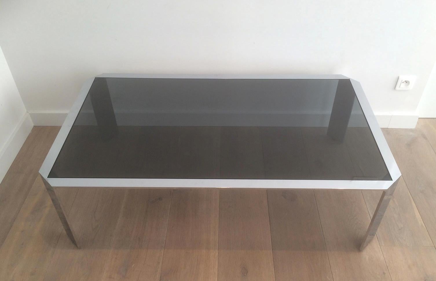 Cette jolie table basse octogonale est fabriquée en chrome avec un plateau en verre fumé noir. Il s'agit d'une œuvre française, très lourde, de très bonne qualité, datant d'environ 1970.