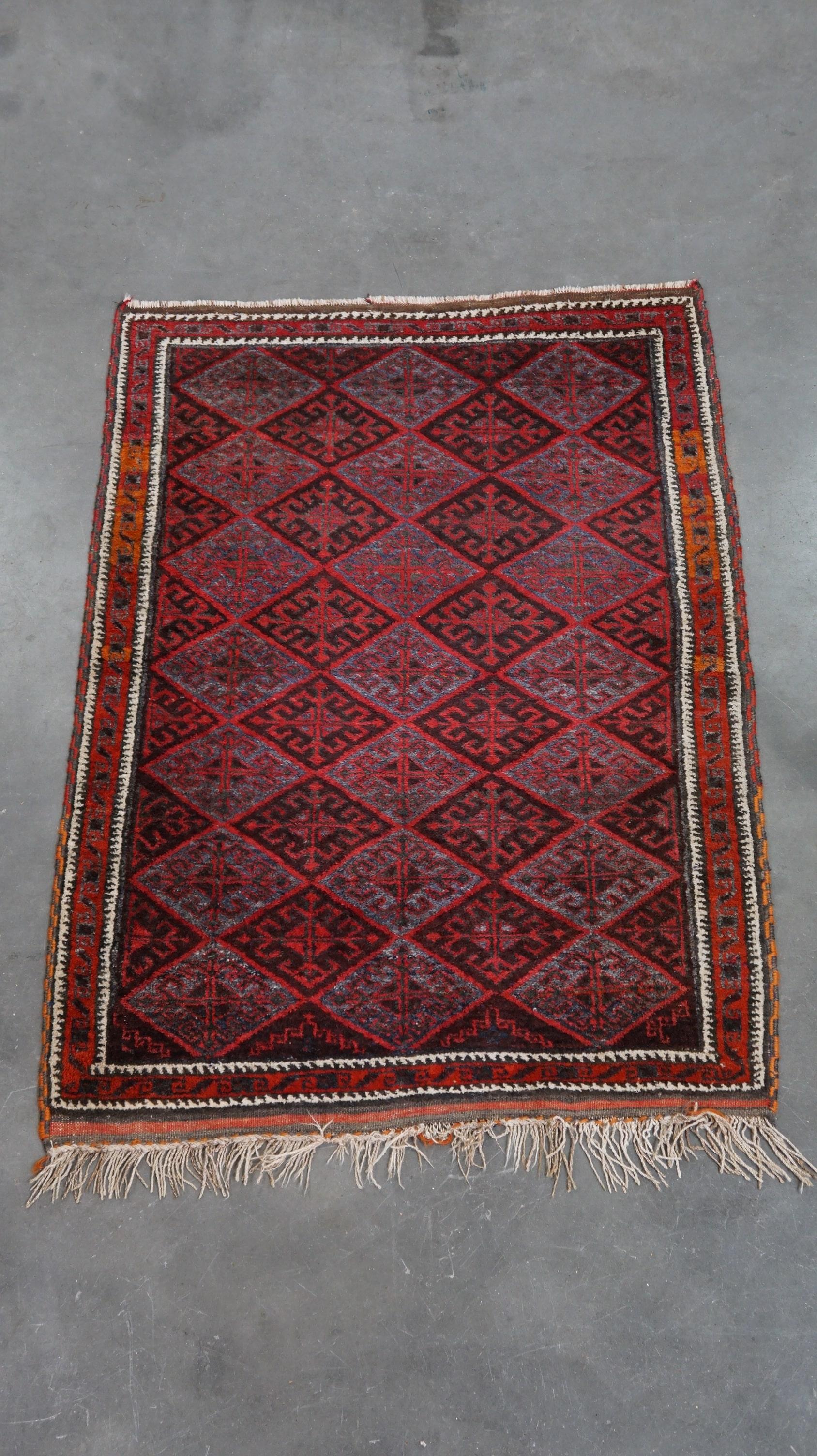 Hand-Woven Nice oriental rug in mainly red and gray tones and a beautiful motif 150x100cm For Sale
