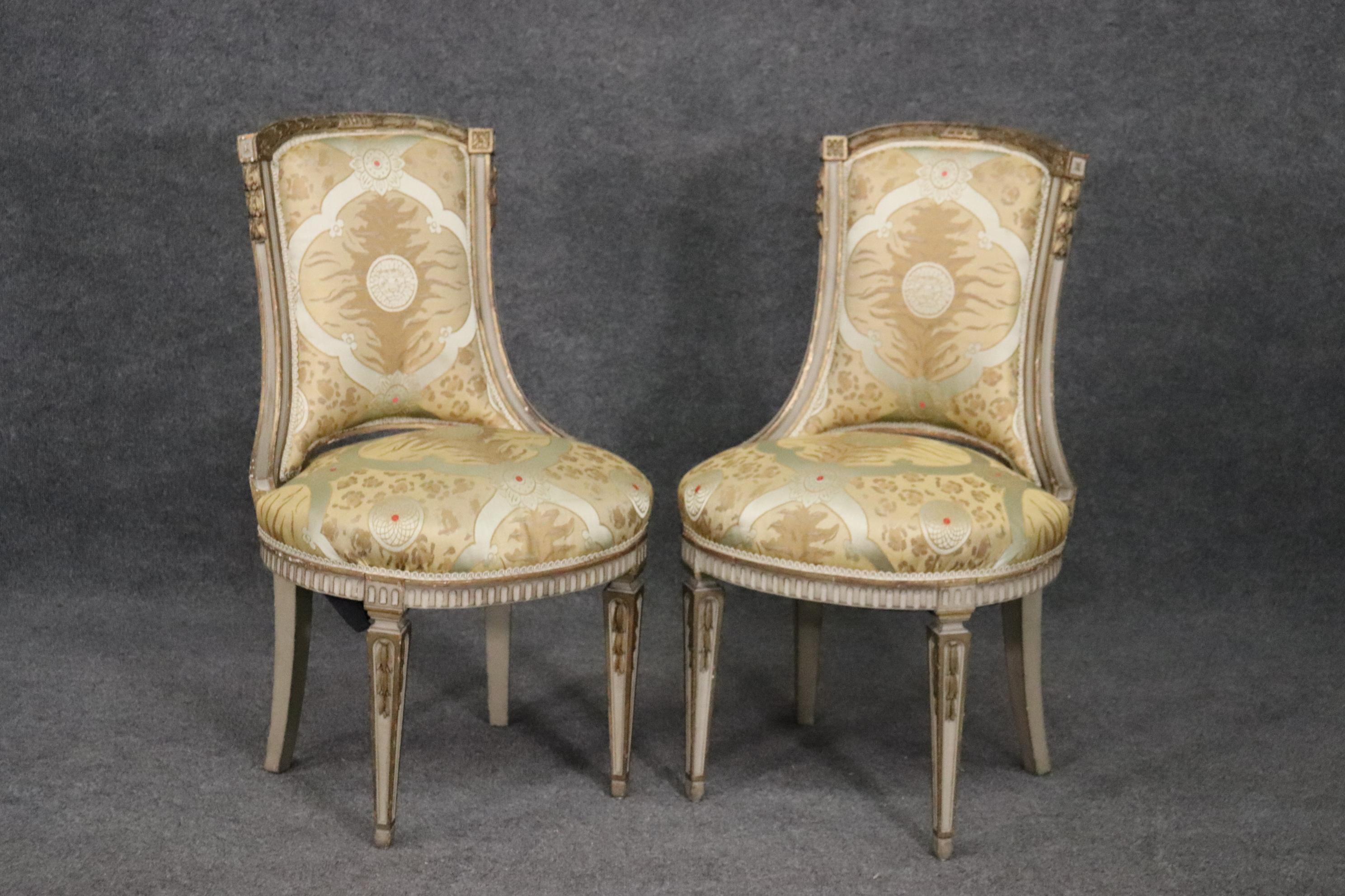 Precioso par de sillas. Bonitos marcos pintados. La tapicería es original, así que puede que haya que rehacerla. Mide 36 de alto x 20 de ancho x 21 de fondo x 19 de altura de asiento.