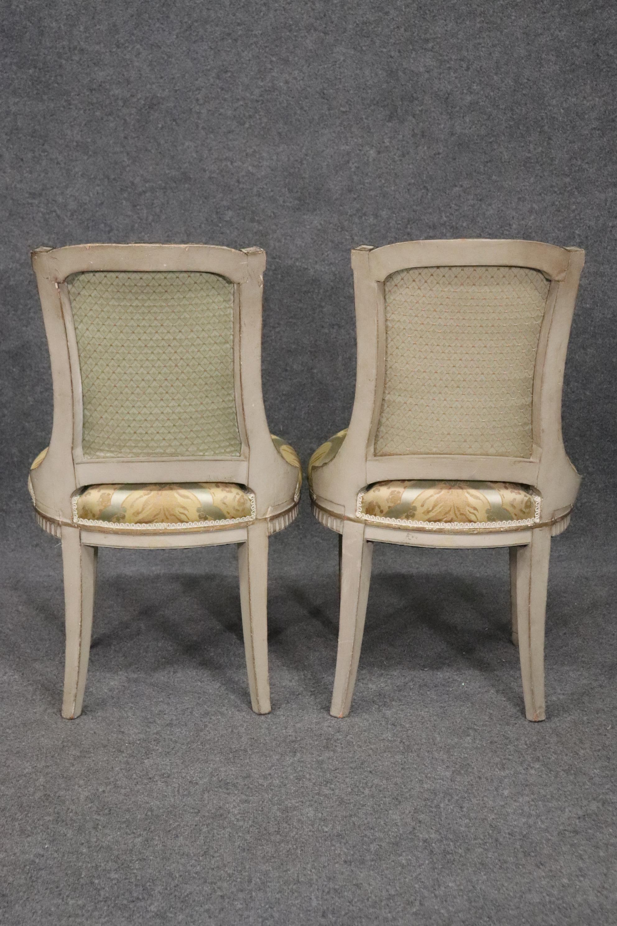 Bonita Pareja de Sillas Laterales Francesas Luis XVI Decoradas con Pintura, Circa Década de 1920 principios del siglo XX en venta