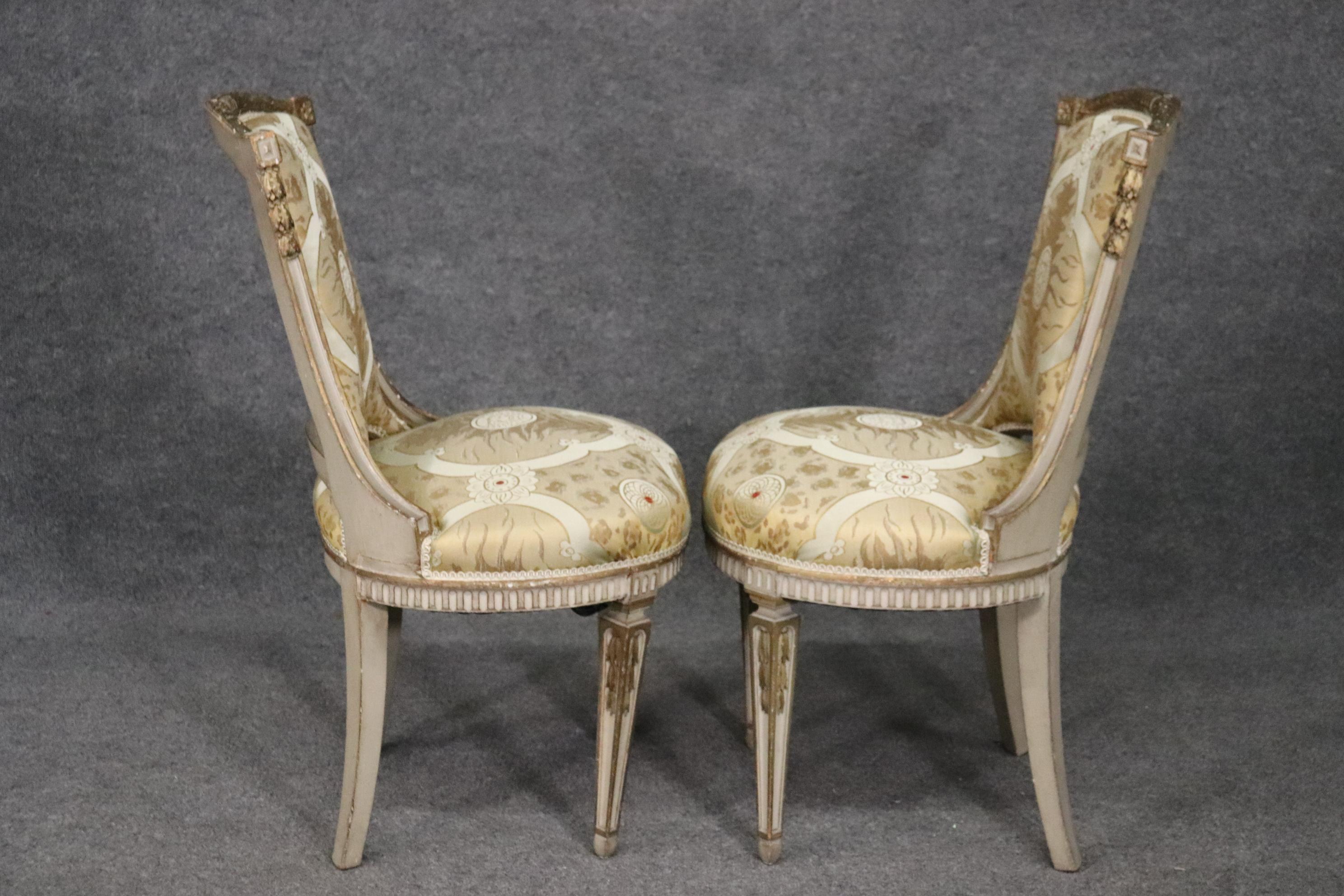 Bonita Pareja de Sillas Laterales Francesas Luis XVI Decoradas con Pintura, Circa Década de 1920 Haya en venta