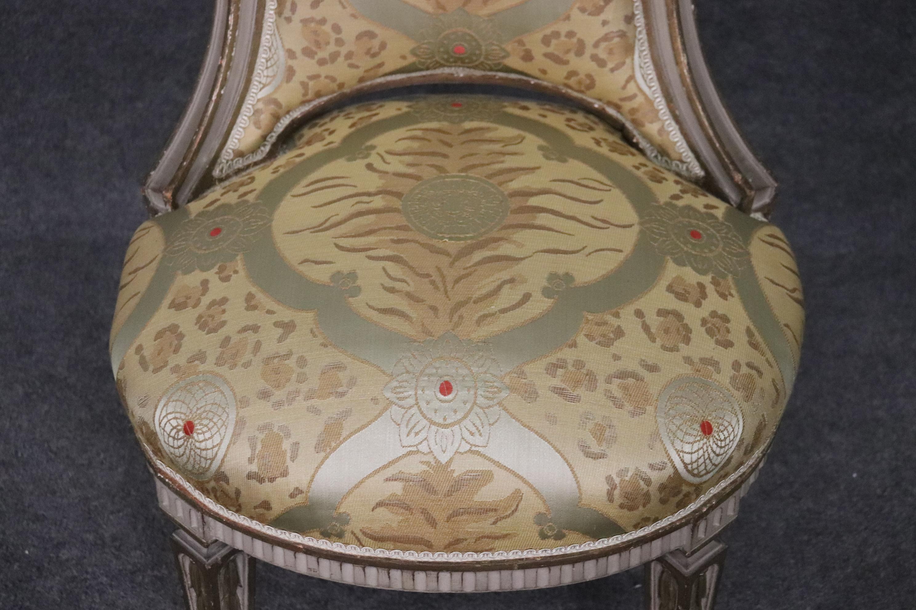 Schönes Paar französischer Louis-XVI-Beistellstühle mit Lackdekor, ca. 1920er Jahre im Angebot 1