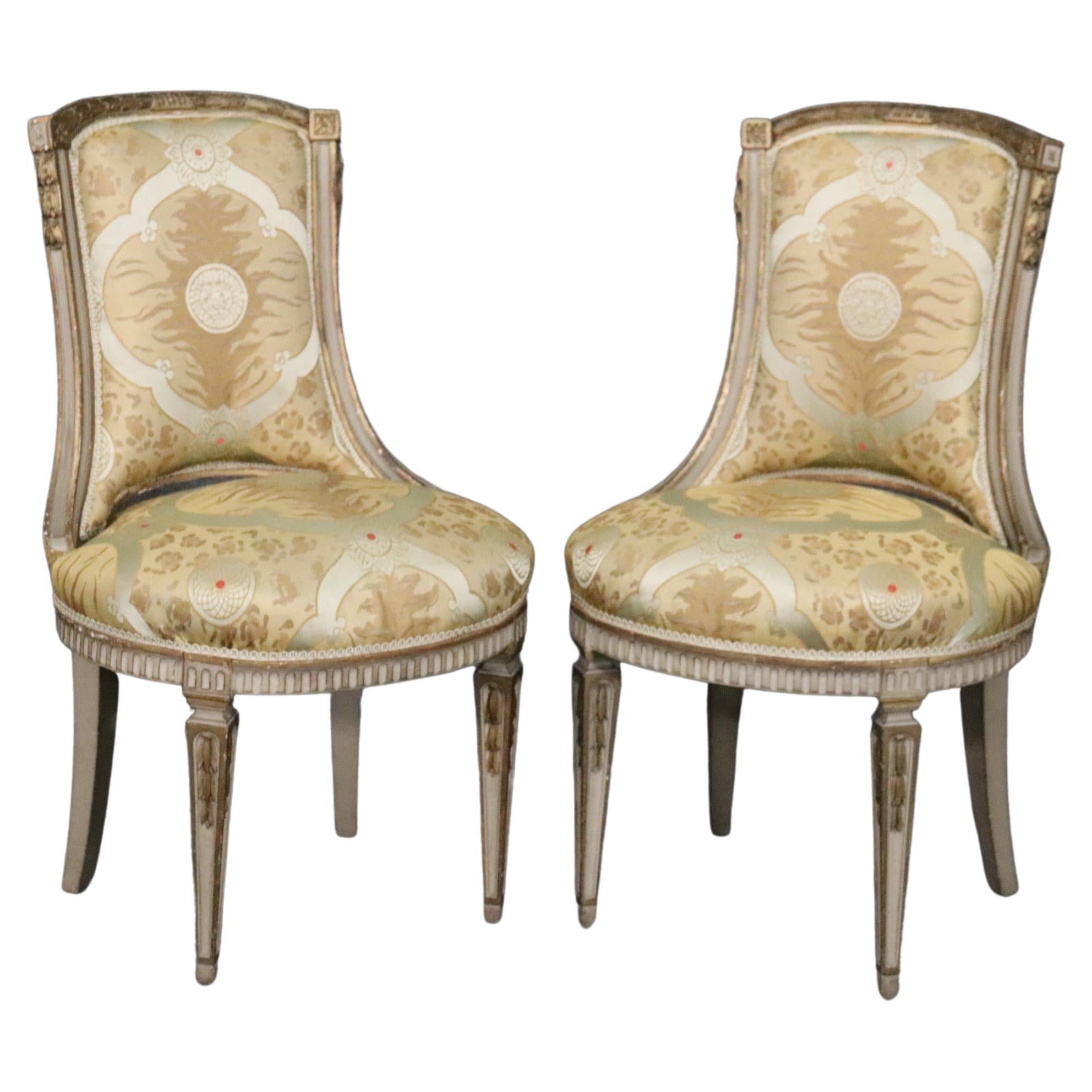 Belle paire de chaises d'appoint françaises Louis XVI peintes et décorées, vers 1920