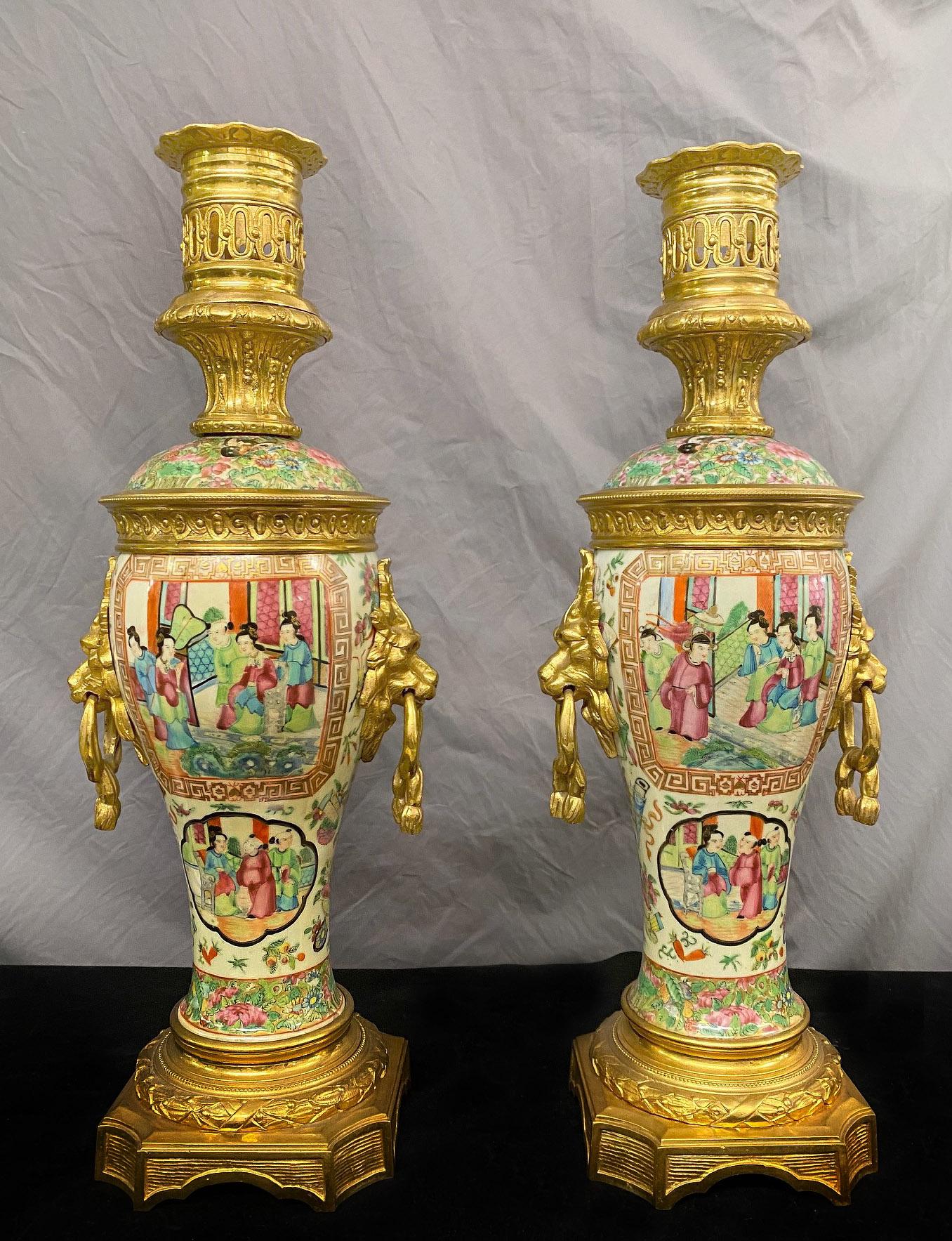 Bonita pareja de lámparas de porcelana china de Cantón montadas en bronce dorado francés de finales del siglo XIX

Escenas interiores pintadas con personas divirtiéndose, cada una separada por diseños florales con mariposas, los lados flanqueados
