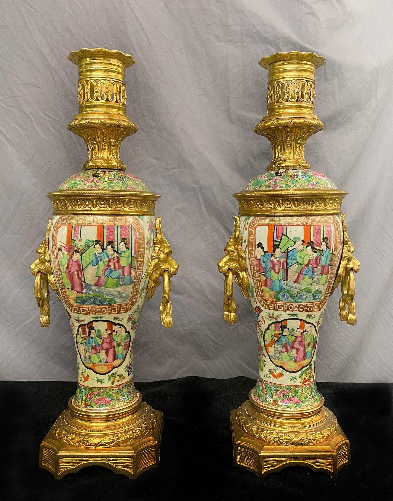 Bonita Pareja de Lámparas Chinas de Cantón Francesas del Siglo XIX Montadas en Bronce Dorado Belle Époque en venta