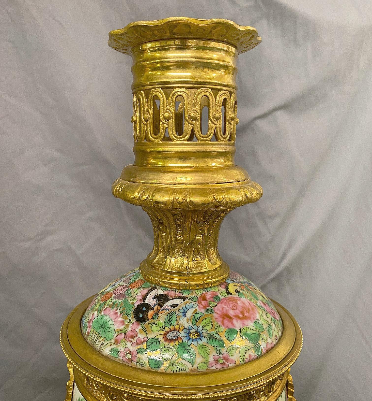 Bonita Pareja de Lámparas Chinas de Cantón Francesas del Siglo XIX Montadas en Bronce Dorado Francés en venta