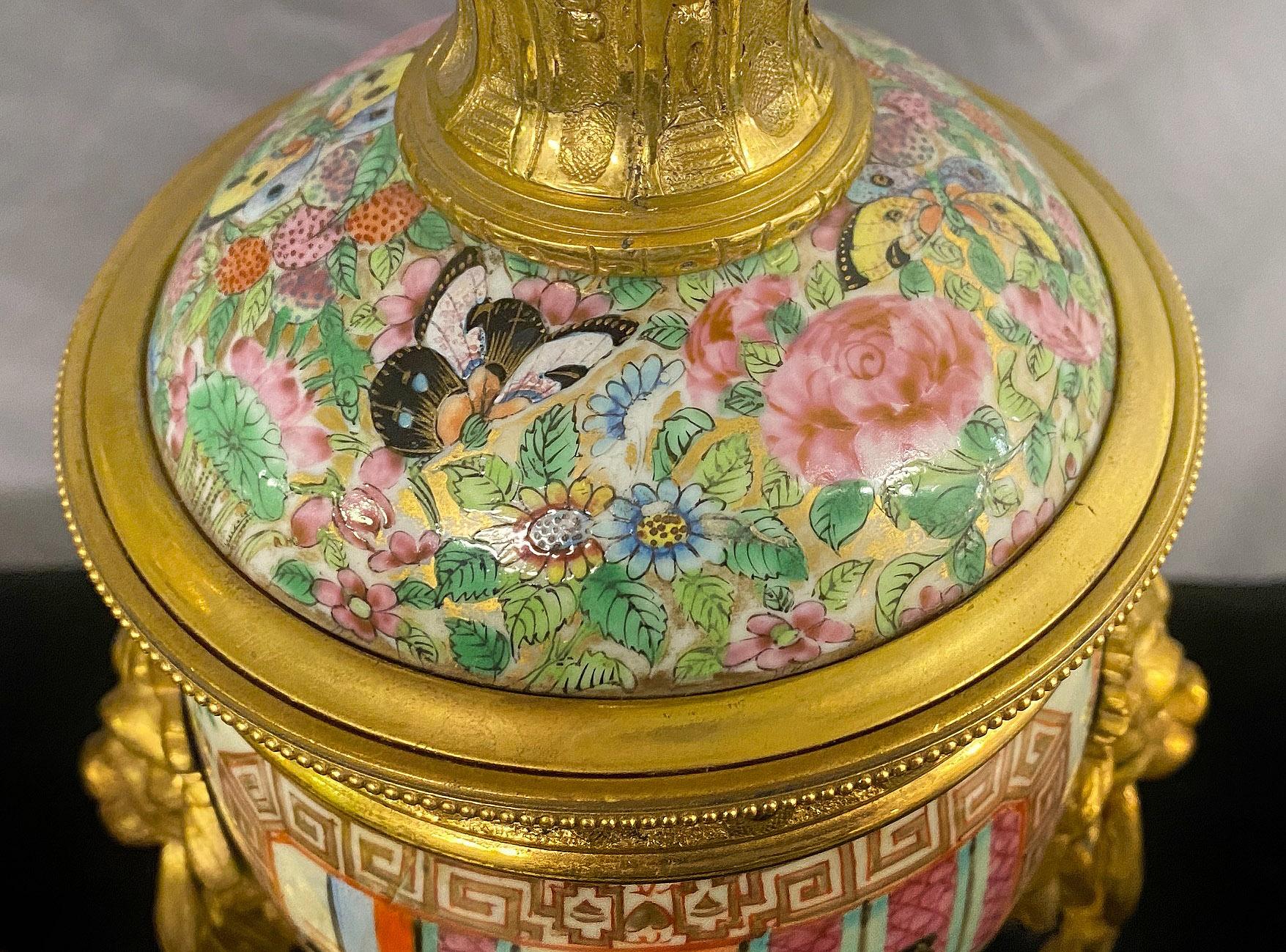 Bonita Pareja de Lámparas Chinas de Cantón Francesas del Siglo XIX Montadas en Bronce Dorado en Bueno estado para la venta en Long Island City, NY