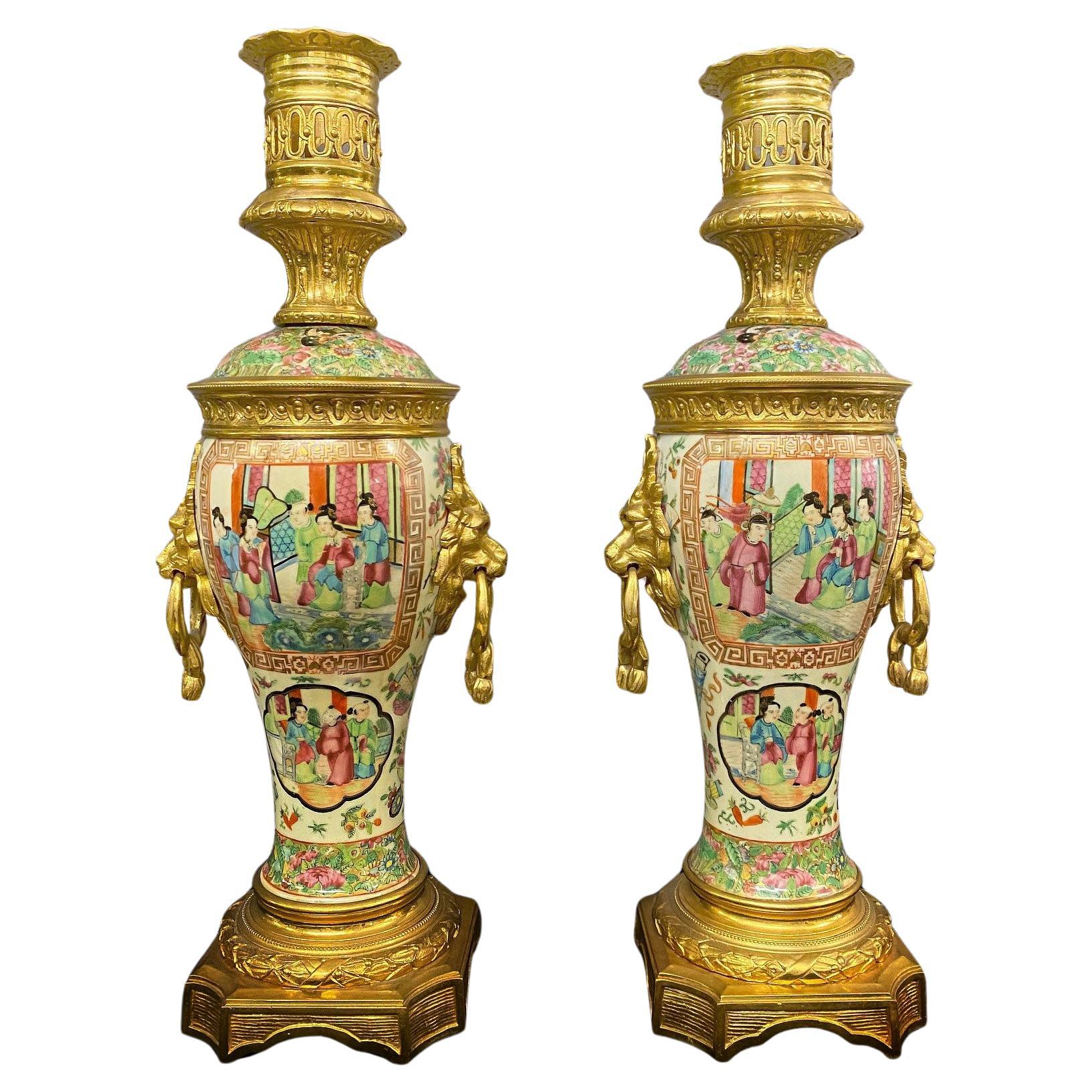 Bella coppia di lampade cinesi di Canton con montatura in bronzo dorato del XIX secolo