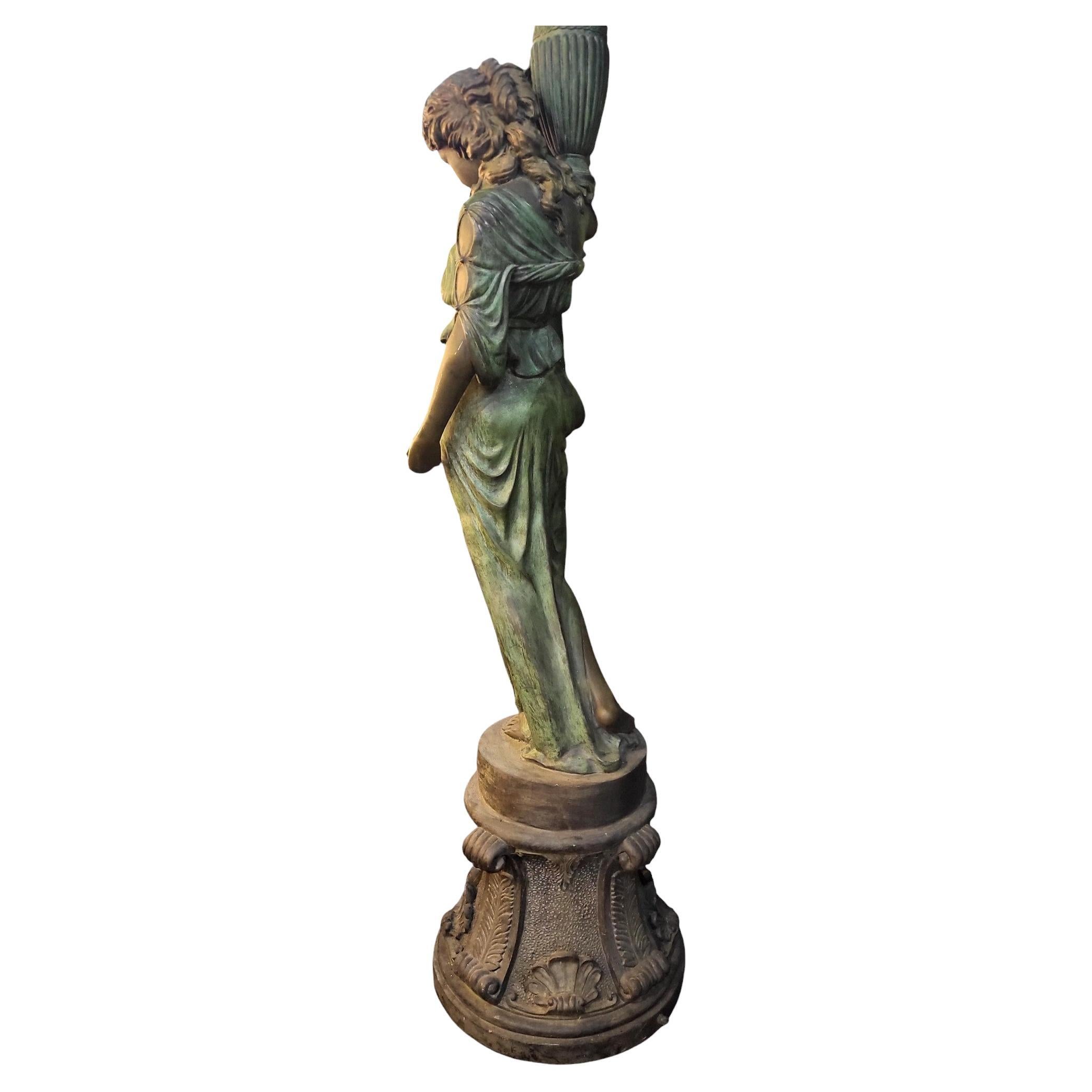 Grande coppia di fanciulle classiche in bronzo che sorreggono un'urna
In origine facevano parte di una Fontana 
Can può essere utilizzato come scultura libera e collegato a una fontana.
