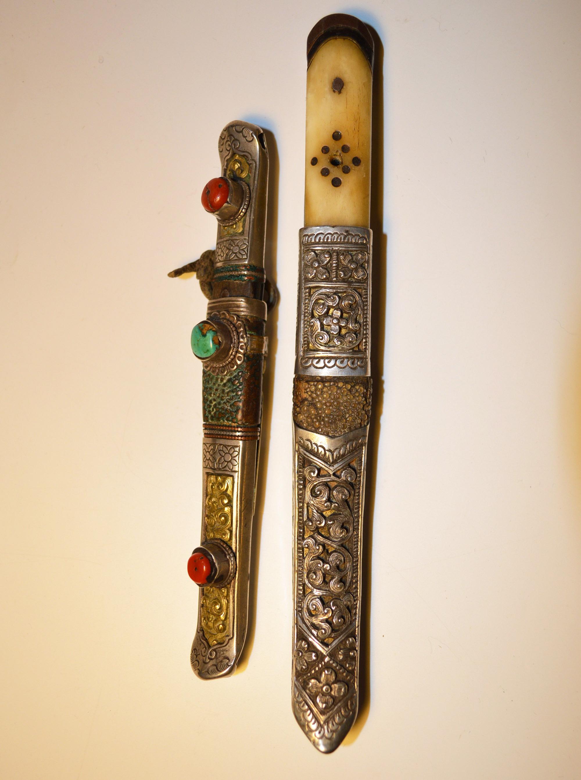 A nice pair of antique Tibetan knifes
one decorated with coral and turquoise inlay, both with bone and horn handles and decorated silver sheaths, 
Period 19th century. 
Measures: Length 20 cm 18 cm.
Good pieces priced to sell
 