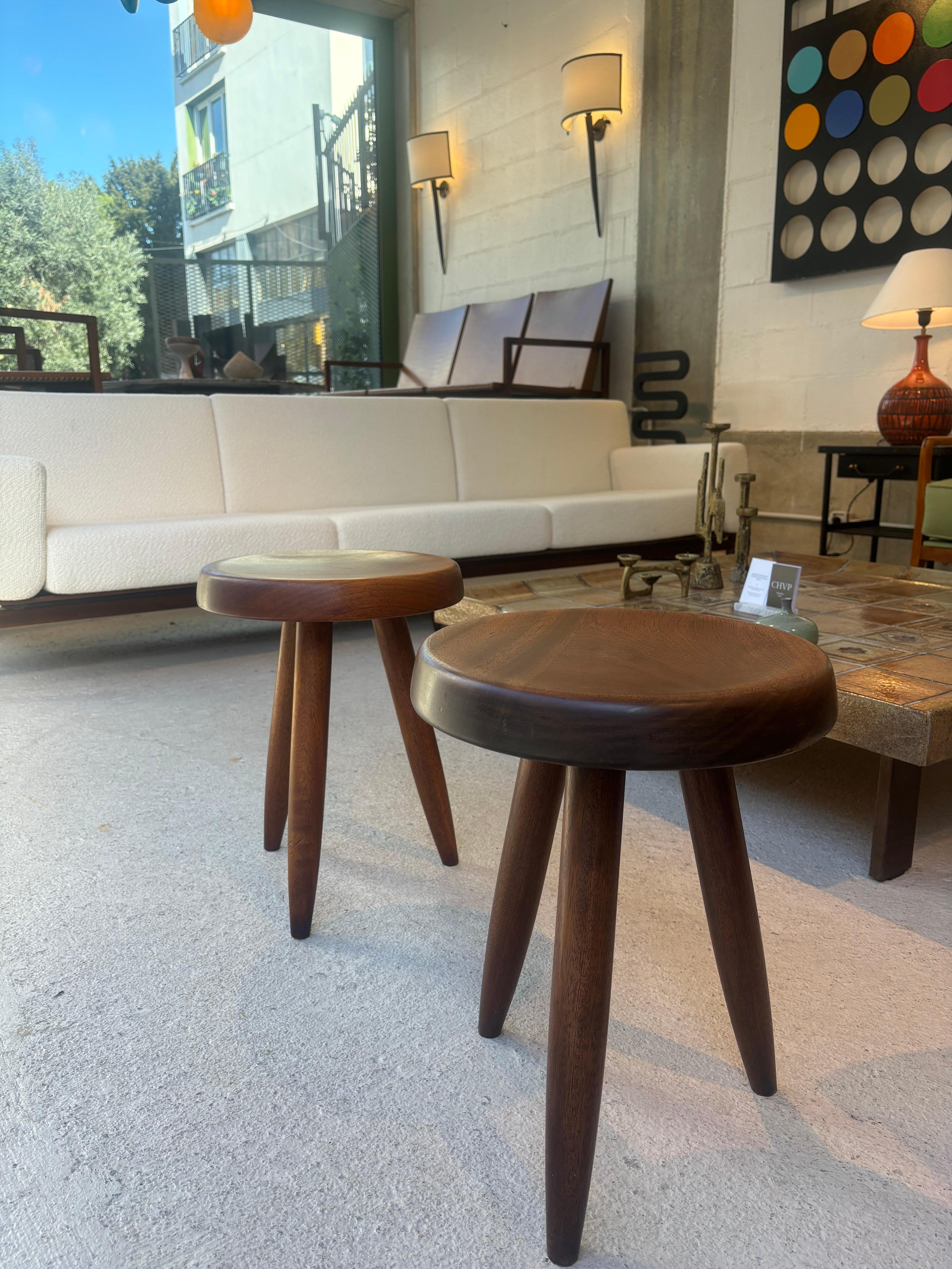 Jolie paire de berger haut par Charlotte Perriand. 
Provenant de la collection privée du petit fils du créateur de la maison d’édition Sentou