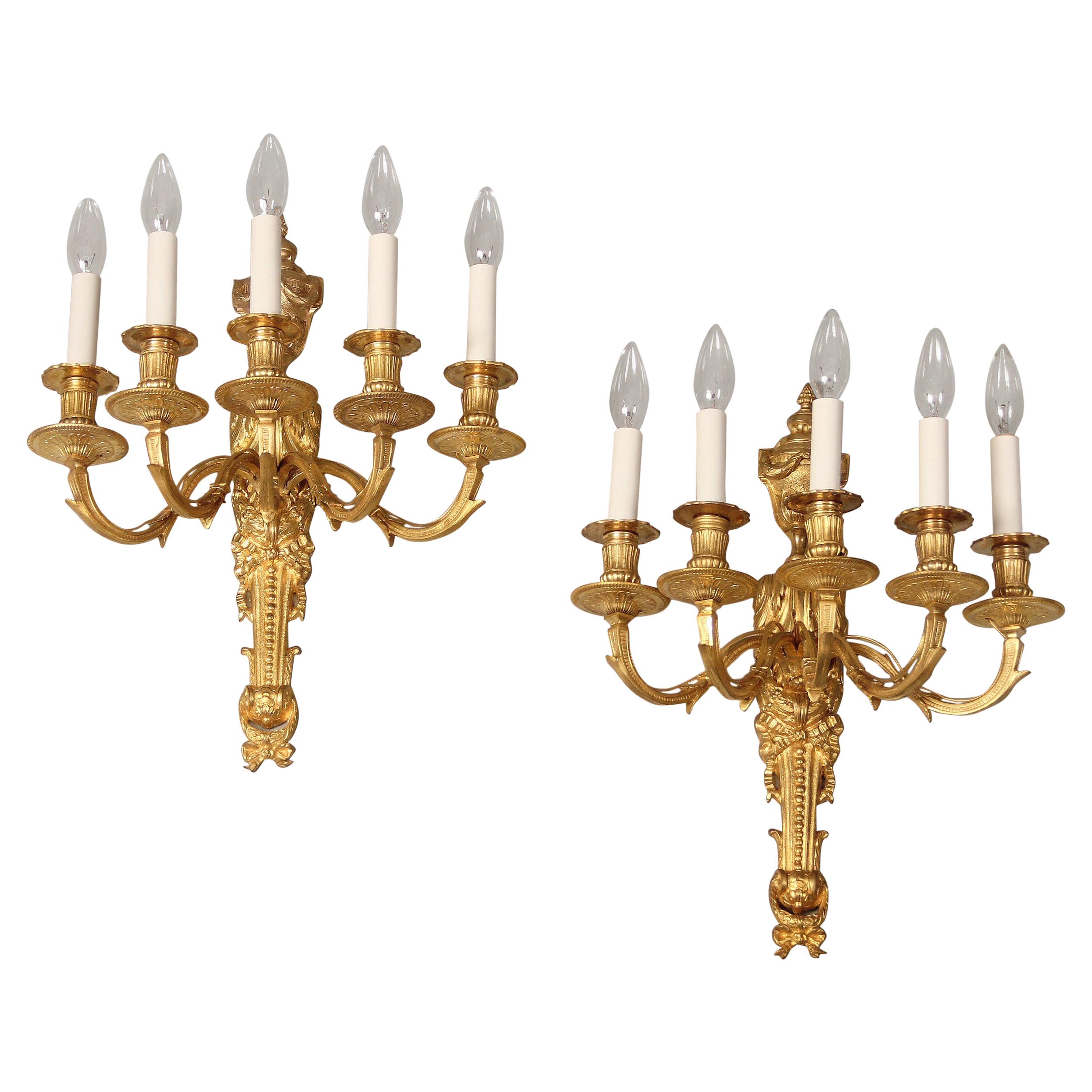 Belle paire d'appliques à cinq lumières en bronze doré du début du 20e siècle