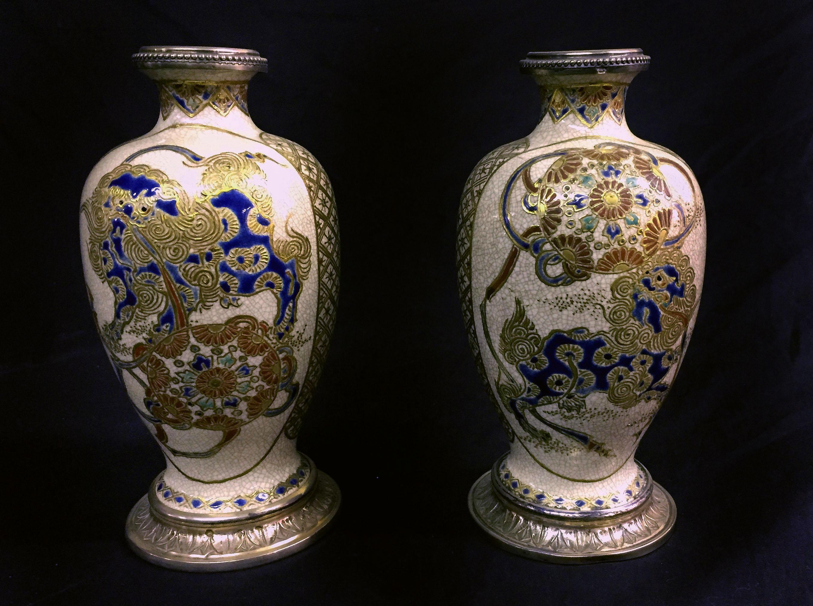 Ein schönes Paar japanischer Satsuma-Porzellanvasen mit Silbermontierung aus dem späten 19

Die Vorderseiten sind mit löwenartigen Figuren bemalt, die Rückseiten mit Blumen und Schmetterlingen, die gesamte Vase mit erhabenen Golddekoren.