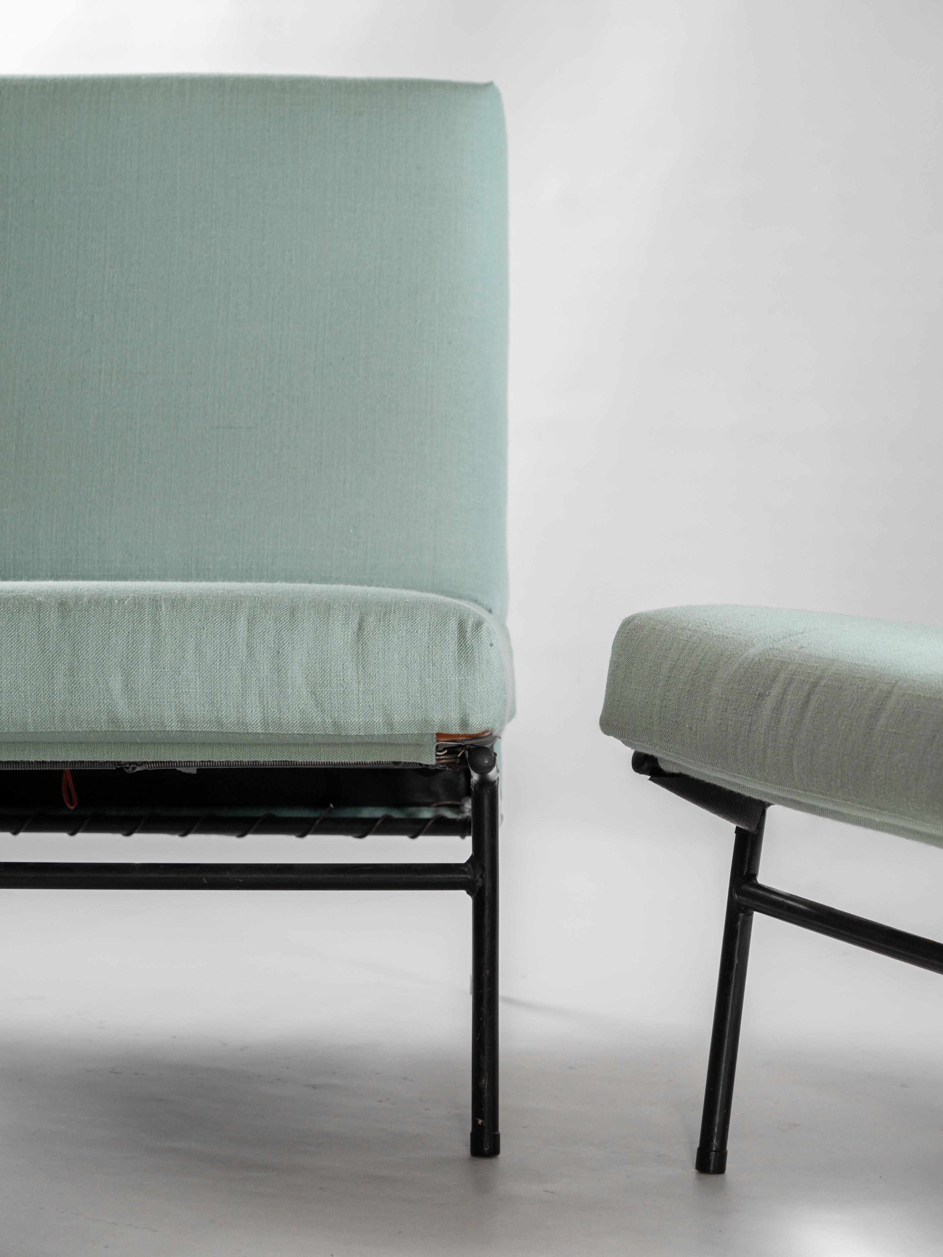 Nice pair of G10 Chauffeuse Armchairs design by Pierre Guariche for Airborne For Sale 3
