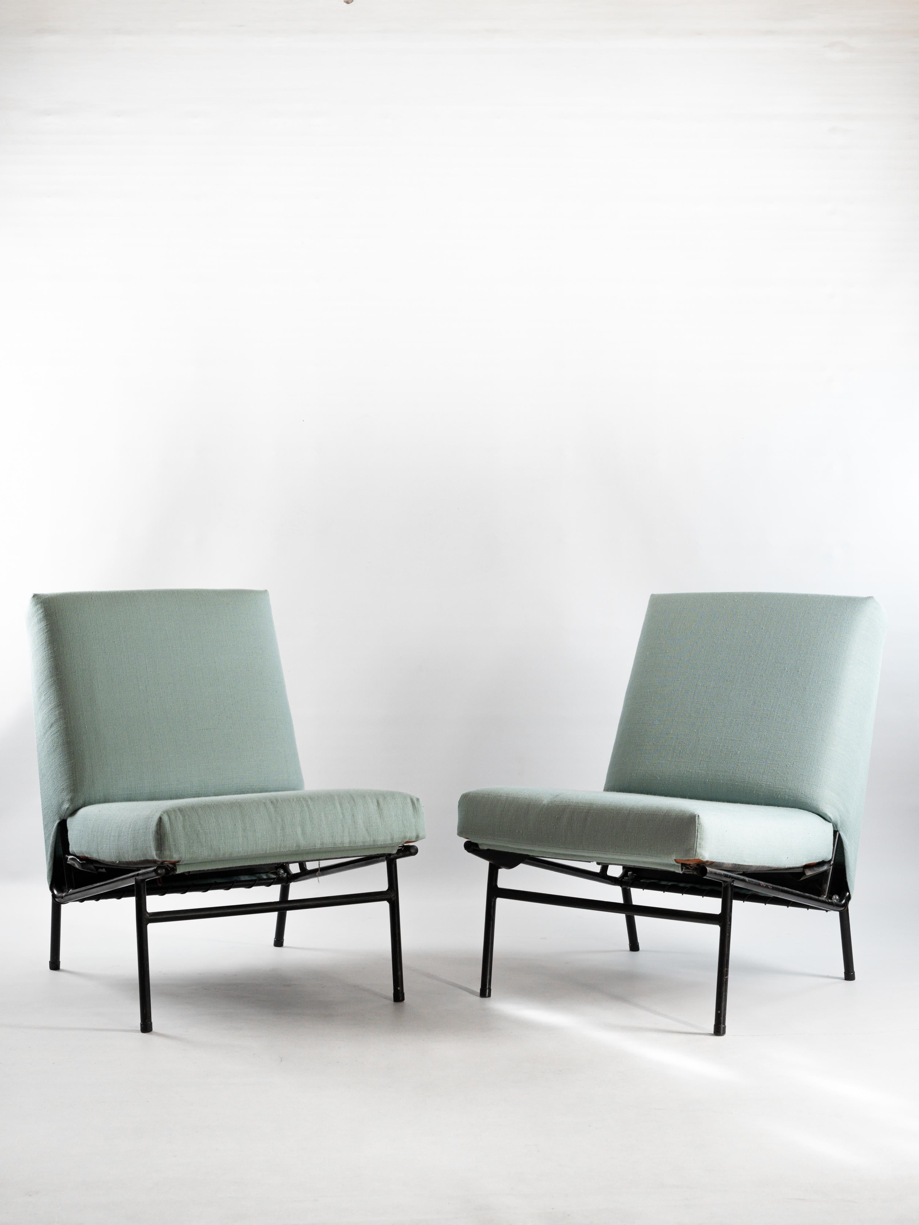 This is a pair of iconic G10 lounge chairs designed by Pierre Guariche for Airborne. The sleek, minimalist design reflects Guariche's signature modernist approach, with a tubular black metal frame that ensures durability while maintaining a