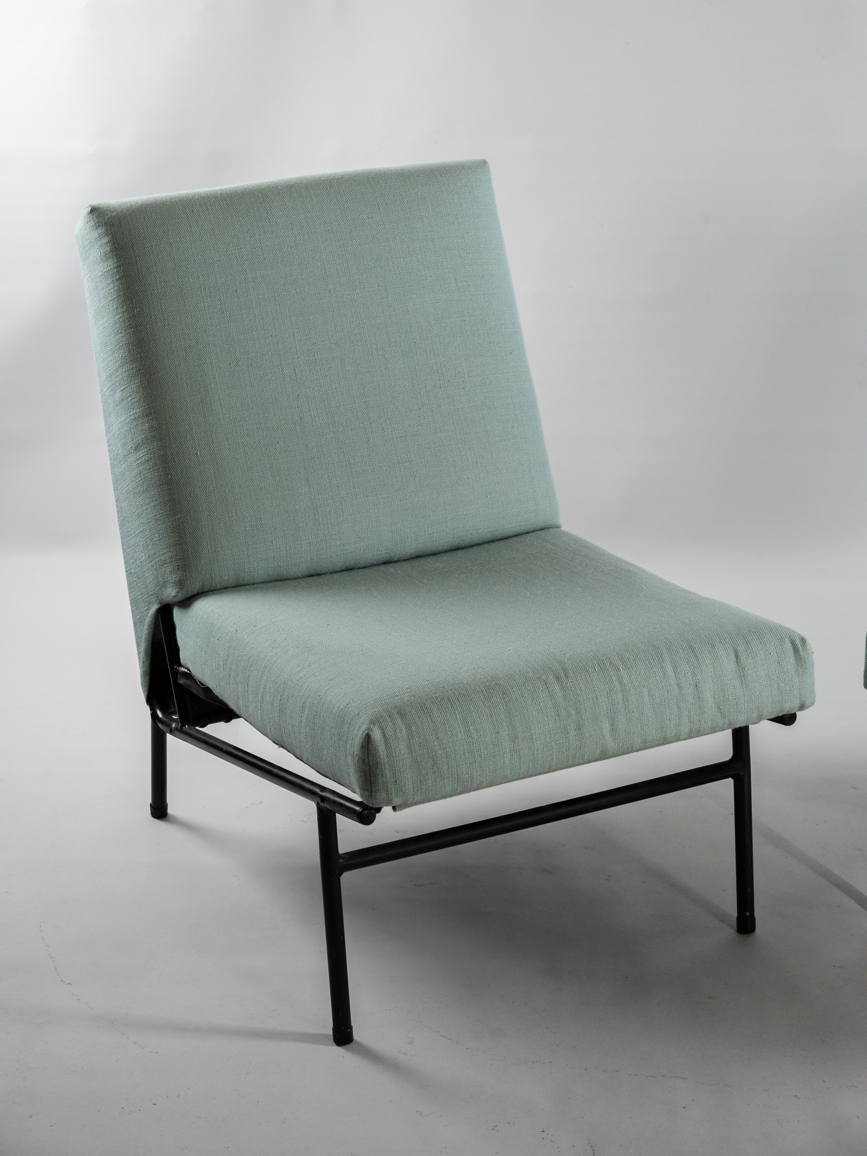 French Nice pair of G10 Chauffeuse Armchairs design by Pierre Guariche for Airborne For Sale