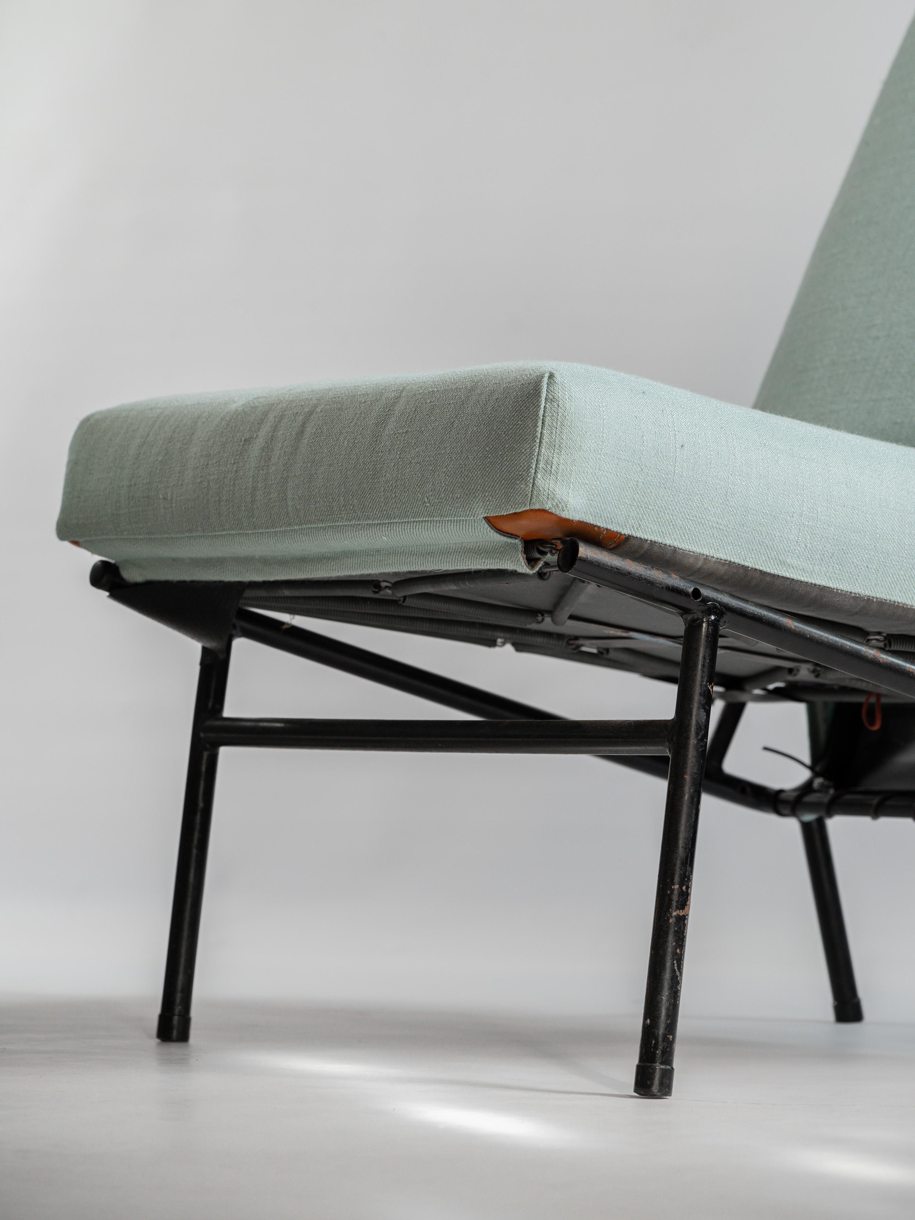 Nice pair of G10 Chauffeuse Armchairs design by Pierre Guariche for Airborne For Sale 1