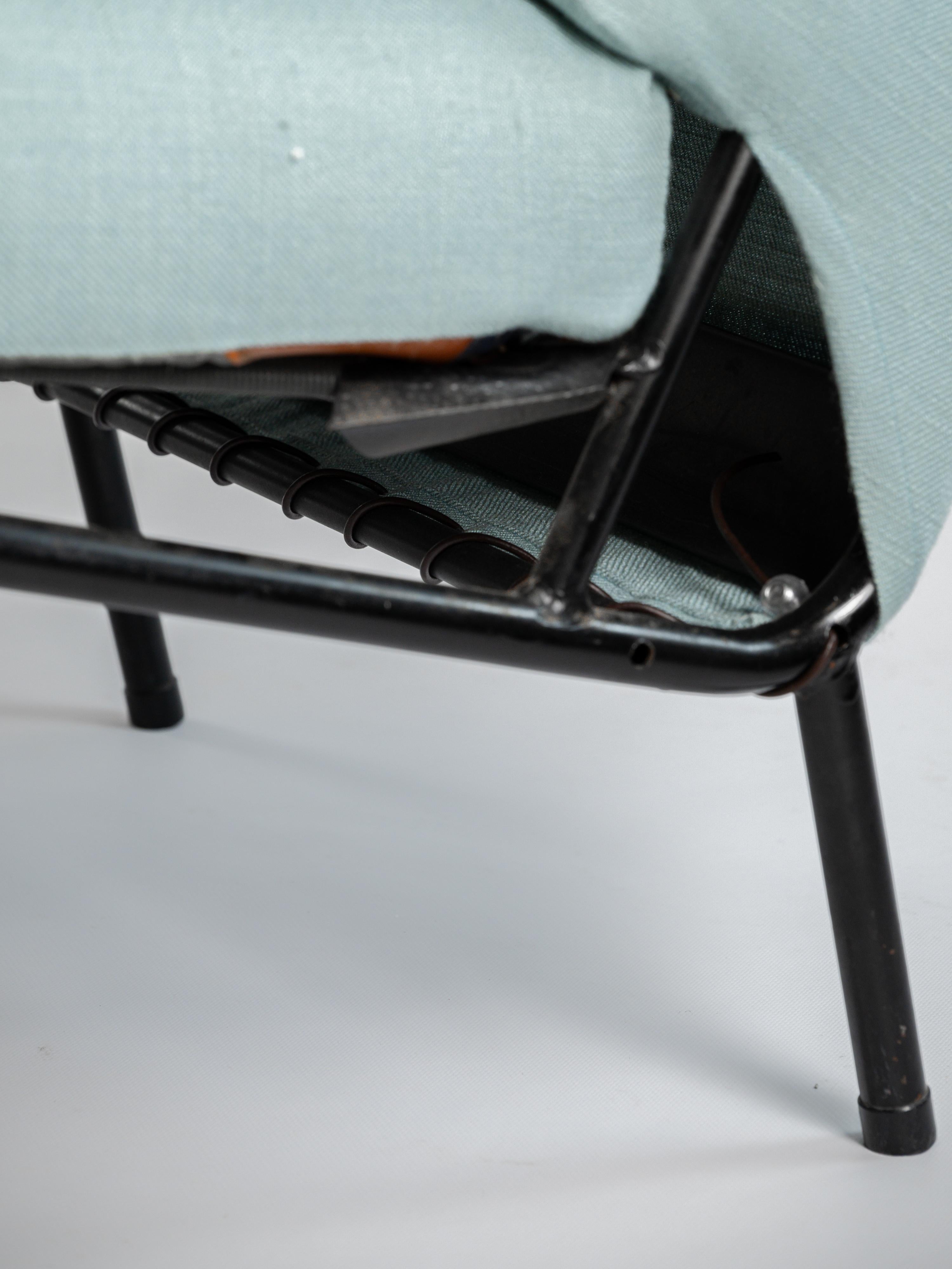 Nice pair of G10 Chauffeuse Armchairs design by Pierre Guariche for Airborne For Sale 2