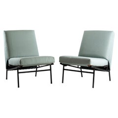 Belle paire de fauteuils G10 Chauffeuse conçus par Pierre Guariche pour Airborne