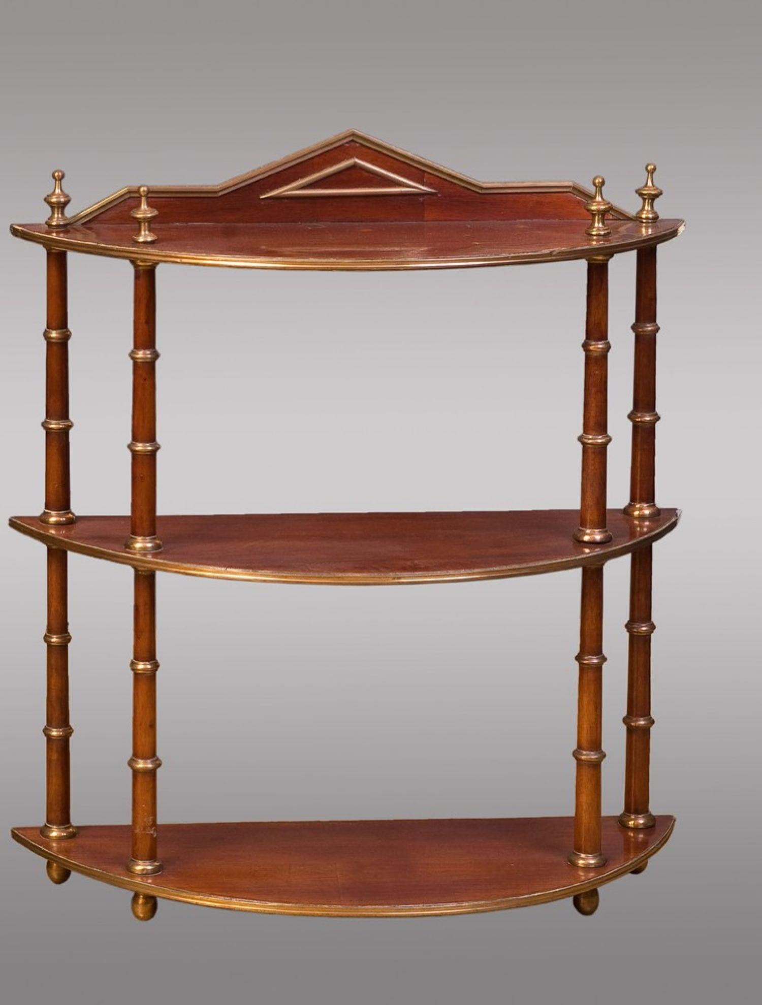 Bella coppia di mensole pensili baltiche, metà del XIX secolo In condizioni ottime in vendita a Saint-Ouen, FR