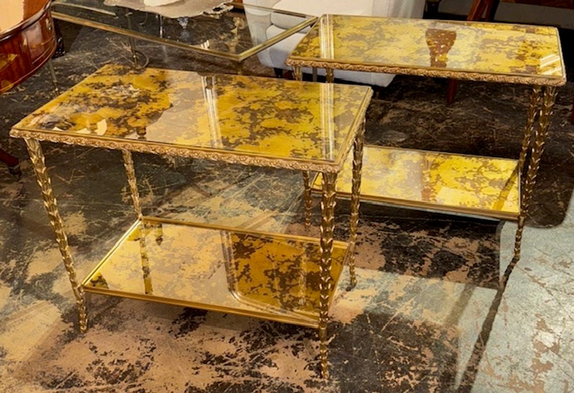 Bonita Pareja de Mesas Auxiliares Italianas de Bronce Dorado a la Manera de Bagues en venta