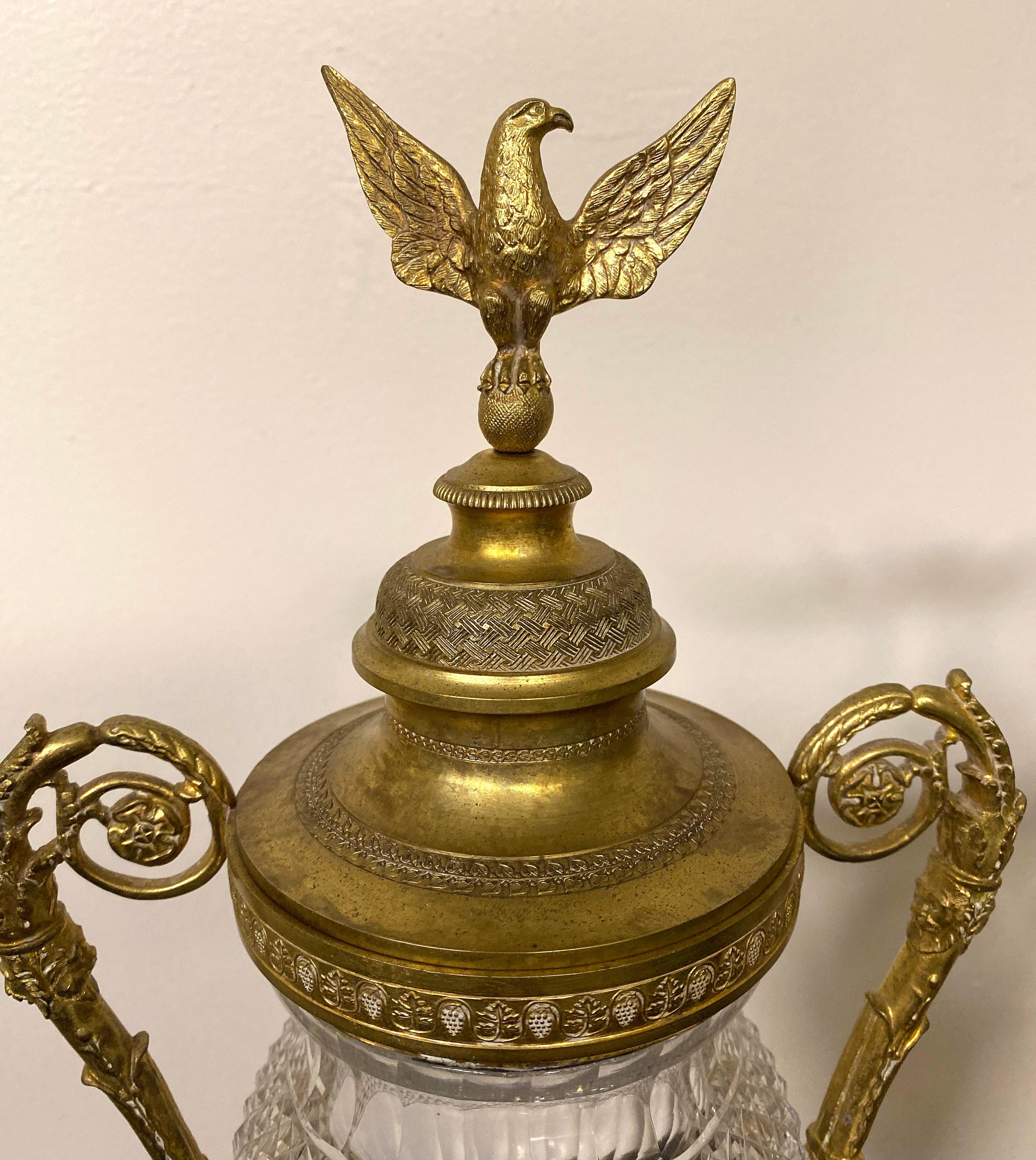 Belle paire de vases de style Empire en bronze doré et cristal taillé de la fin du 19e siècle

Corps en cristal finement taillé avec des bras en bronze de chaque côté, les couvercles en bronze représentant des aigles aux ailes déployées, reposant