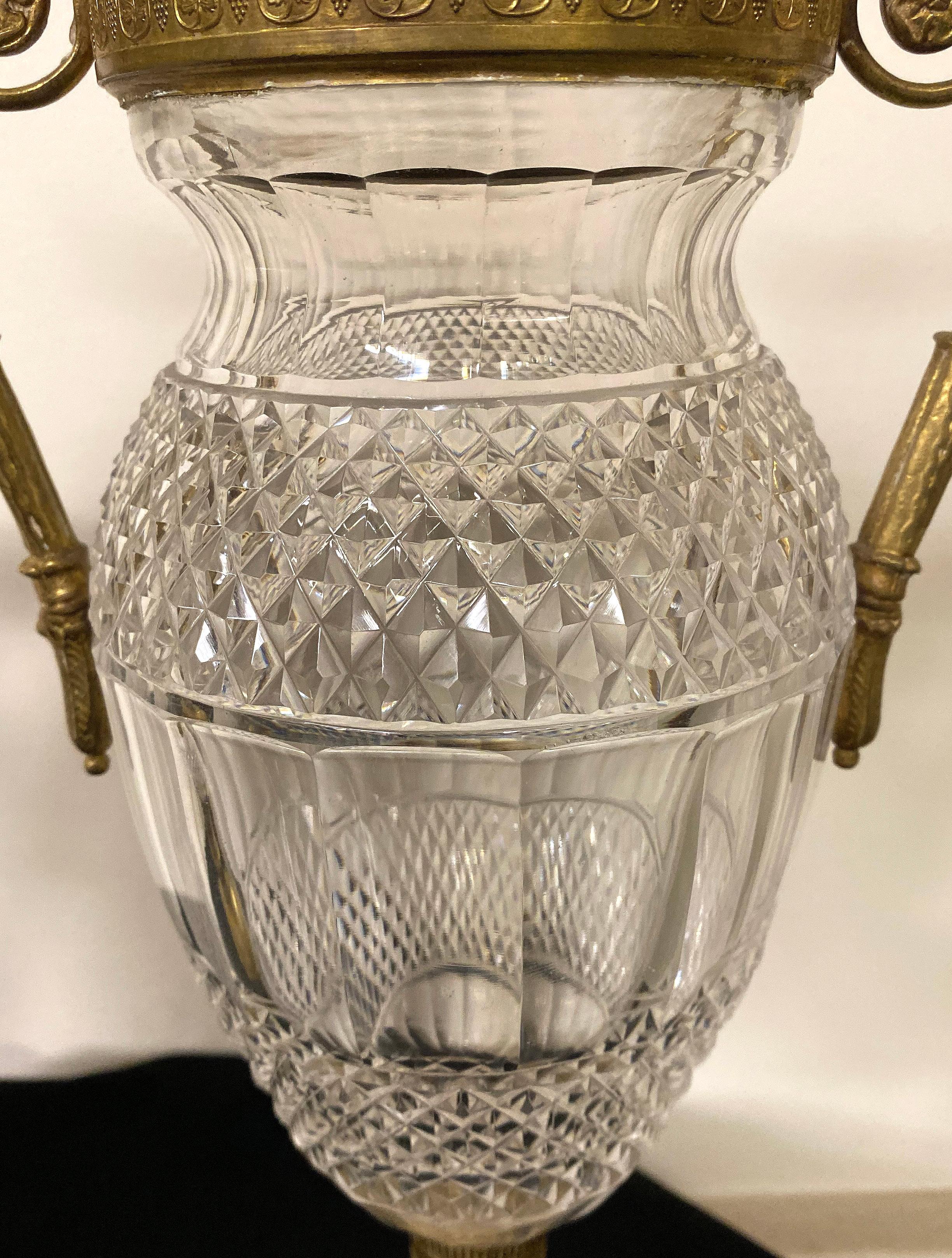 Belle Époque Jolie paire de vases de style Empire en bronze doré et cristal taillé de la fin du XIXe siècle en vente