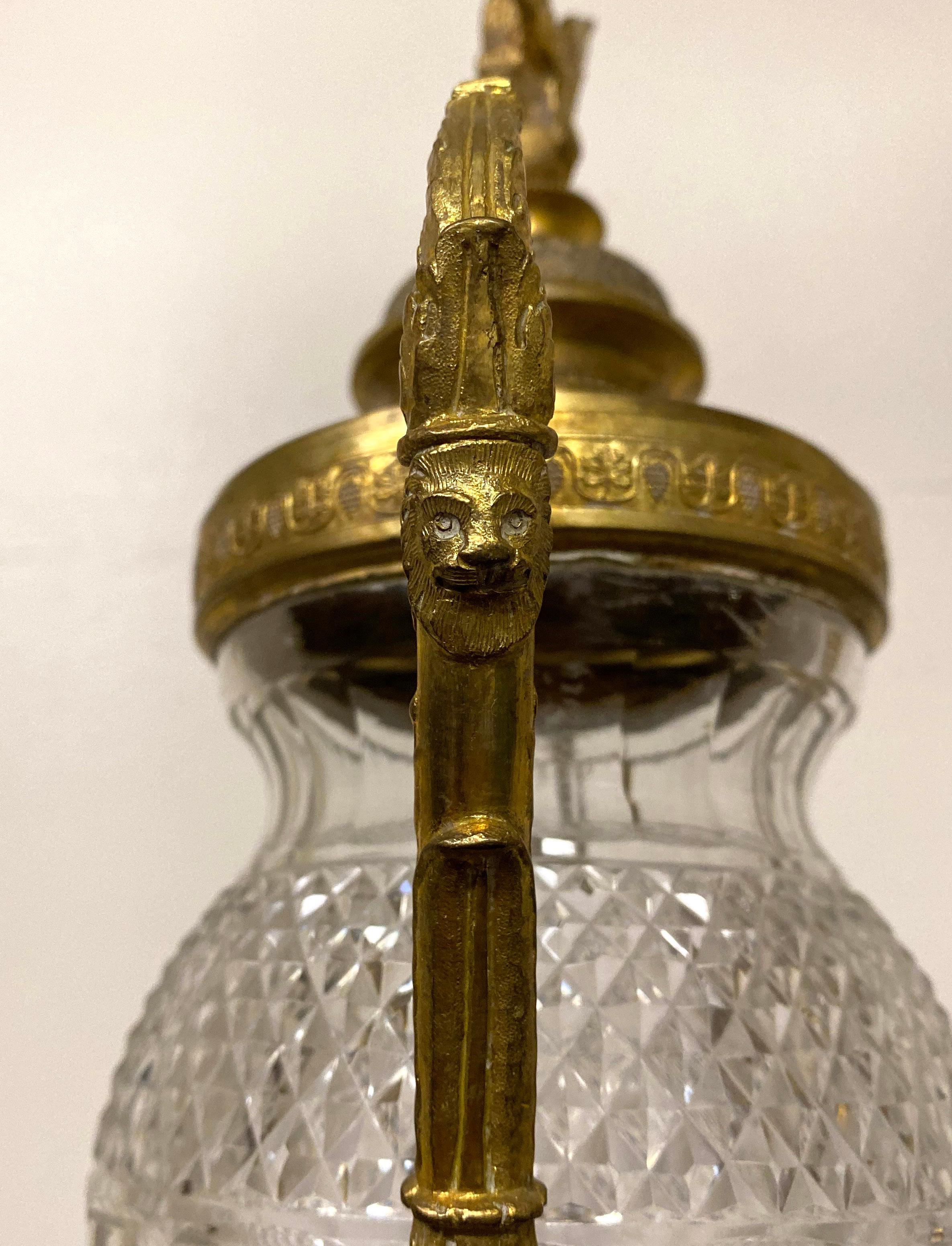 Français Jolie paire de vases de style Empire en bronze doré et cristal taillé de la fin du XIXe siècle en vente