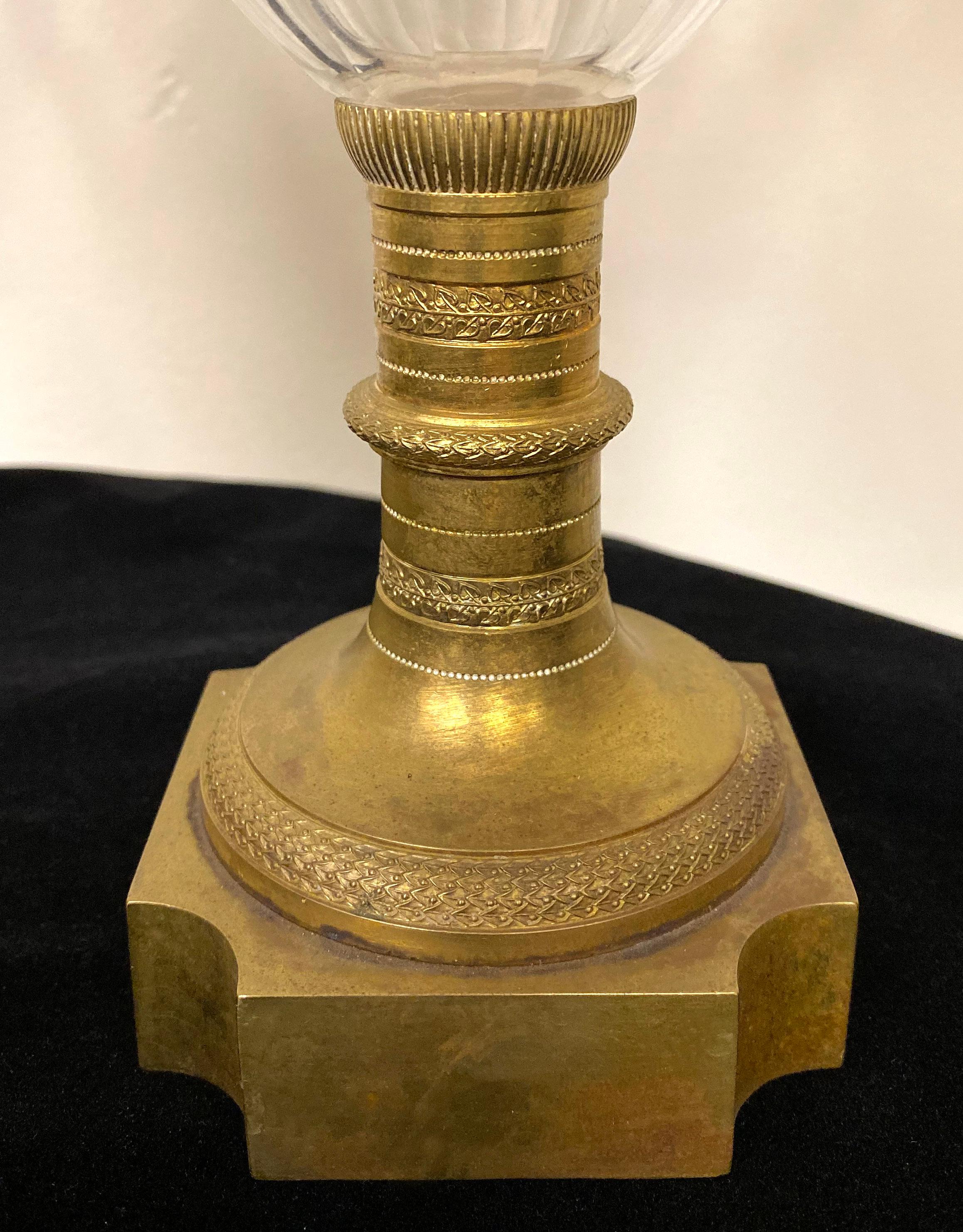 Doré Jolie paire de vases de style Empire en bronze doré et cristal taillé de la fin du XIXe siècle en vente