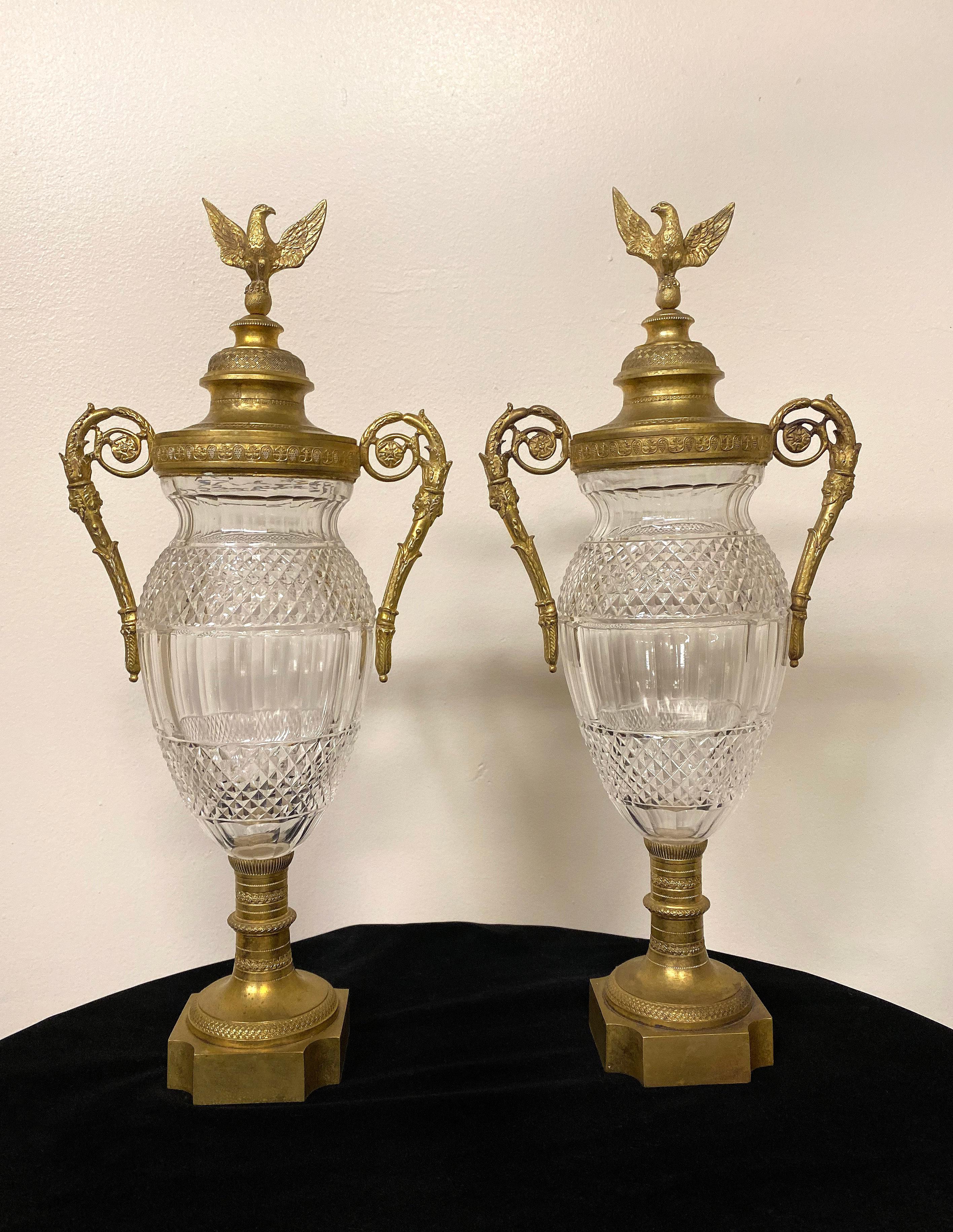 Bonito par de jarrones estilo Imperio de bronce dorado y cristal tallado de finales del siglo XIX en Bueno estado para la venta en Long Island City, NY