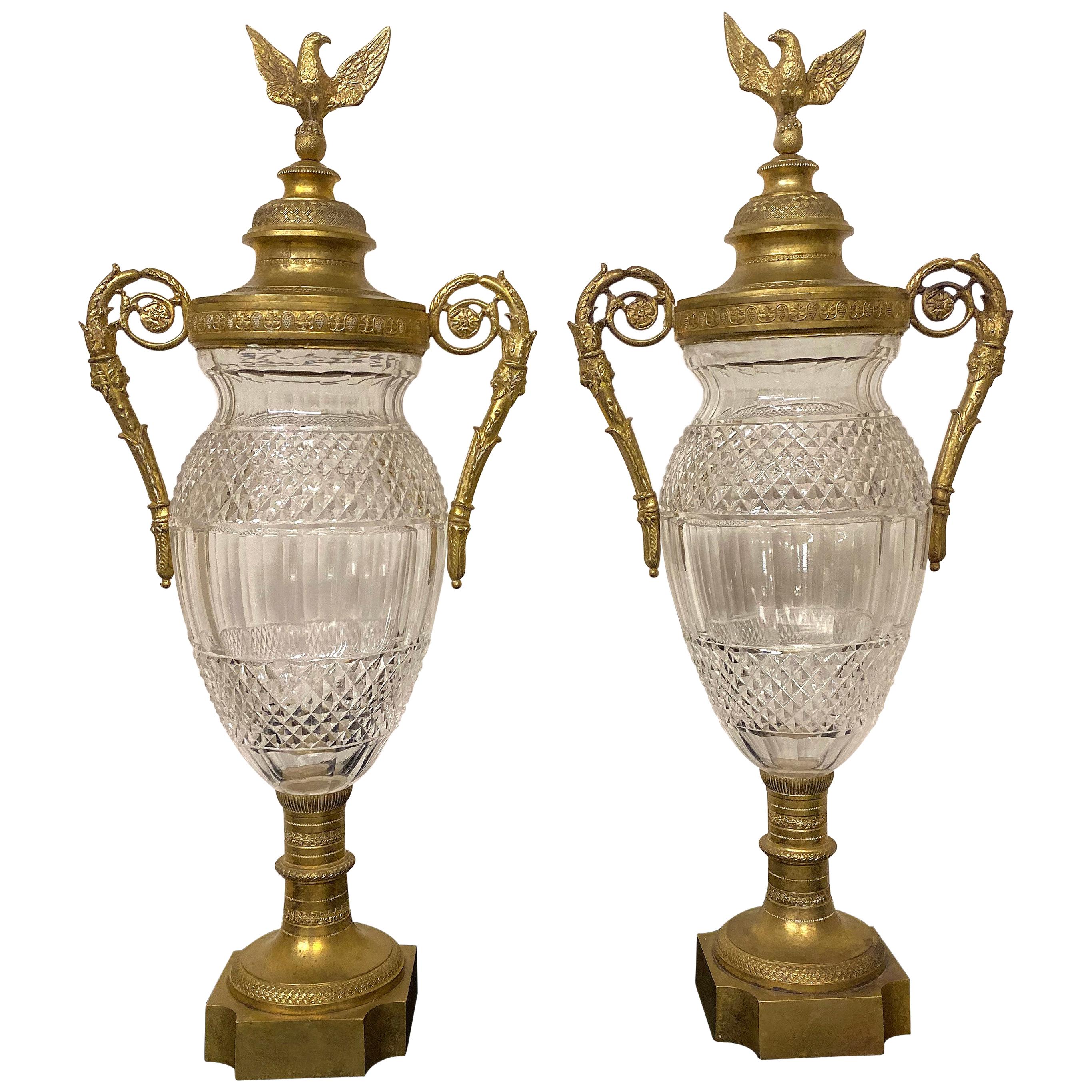 Jolie paire de vases de style Empire en bronze doré et cristal taillé de la fin du XIXe siècle en vente