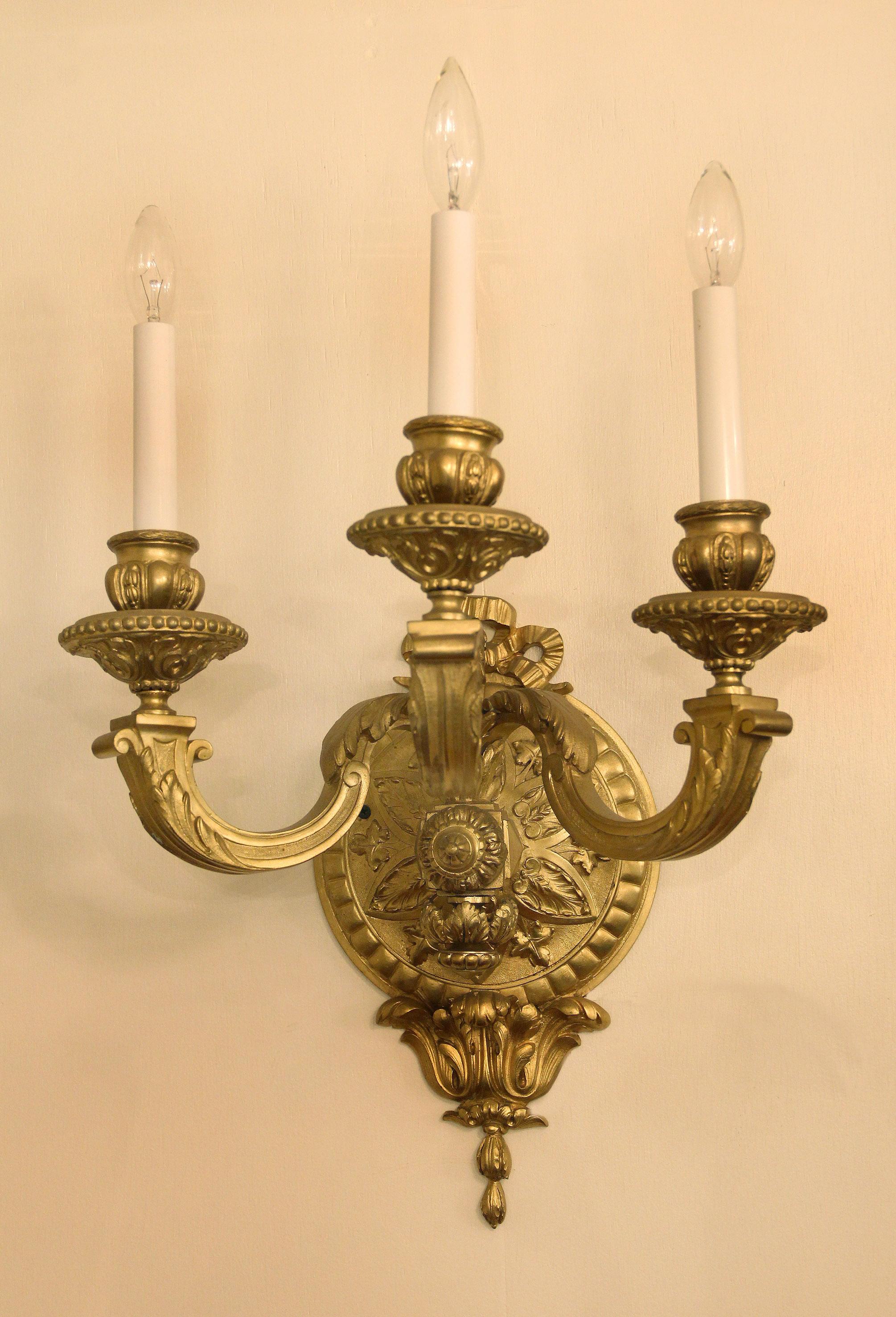 Belle Époque Jolie paire d'appliques à trois lumières en bronze doré de la fin du XIXe siècle en vente