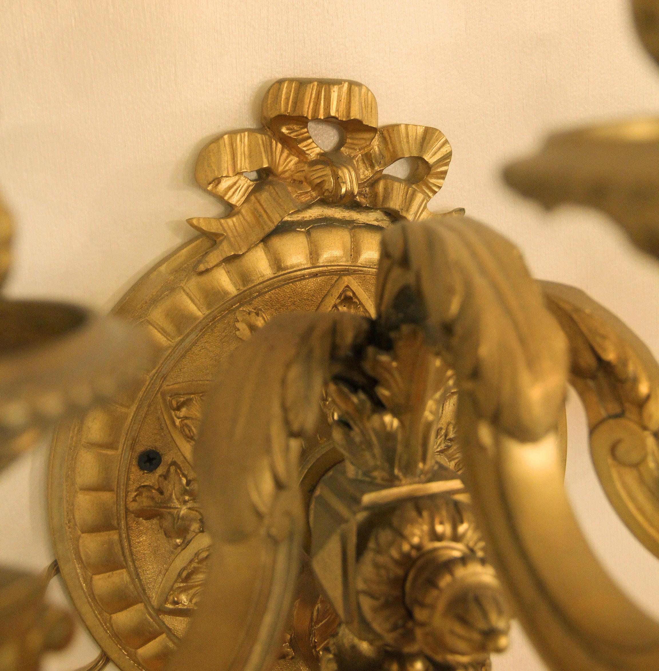 Schönes Paar dreiflammiger Wandleuchter aus vergoldeter Bronze aus dem späten 19. Jahrhundert (Französisch) im Angebot