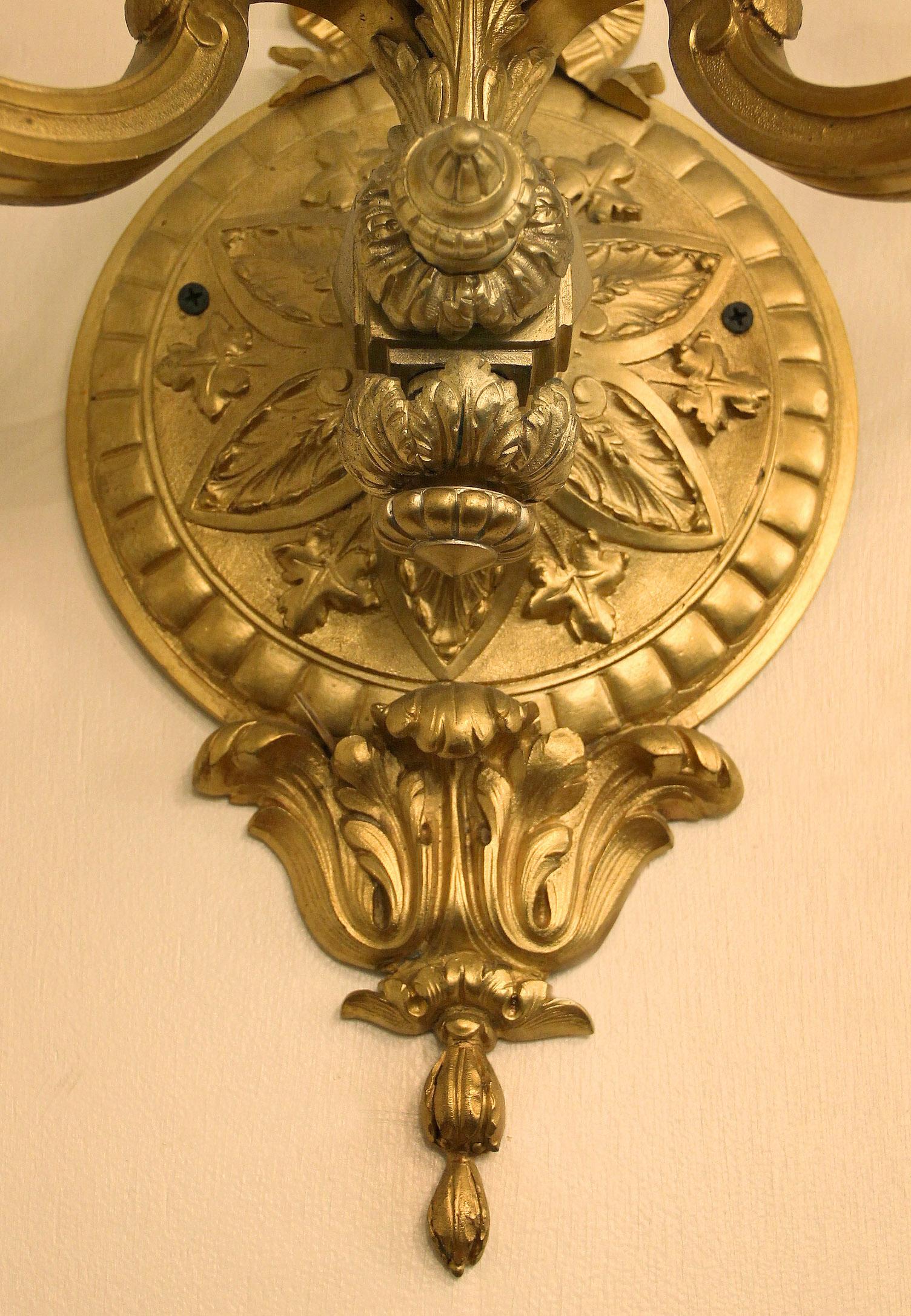 Schönes Paar dreiflammiger Wandleuchter aus vergoldeter Bronze aus dem späten 19. Jahrhundert (Vergoldet) im Angebot