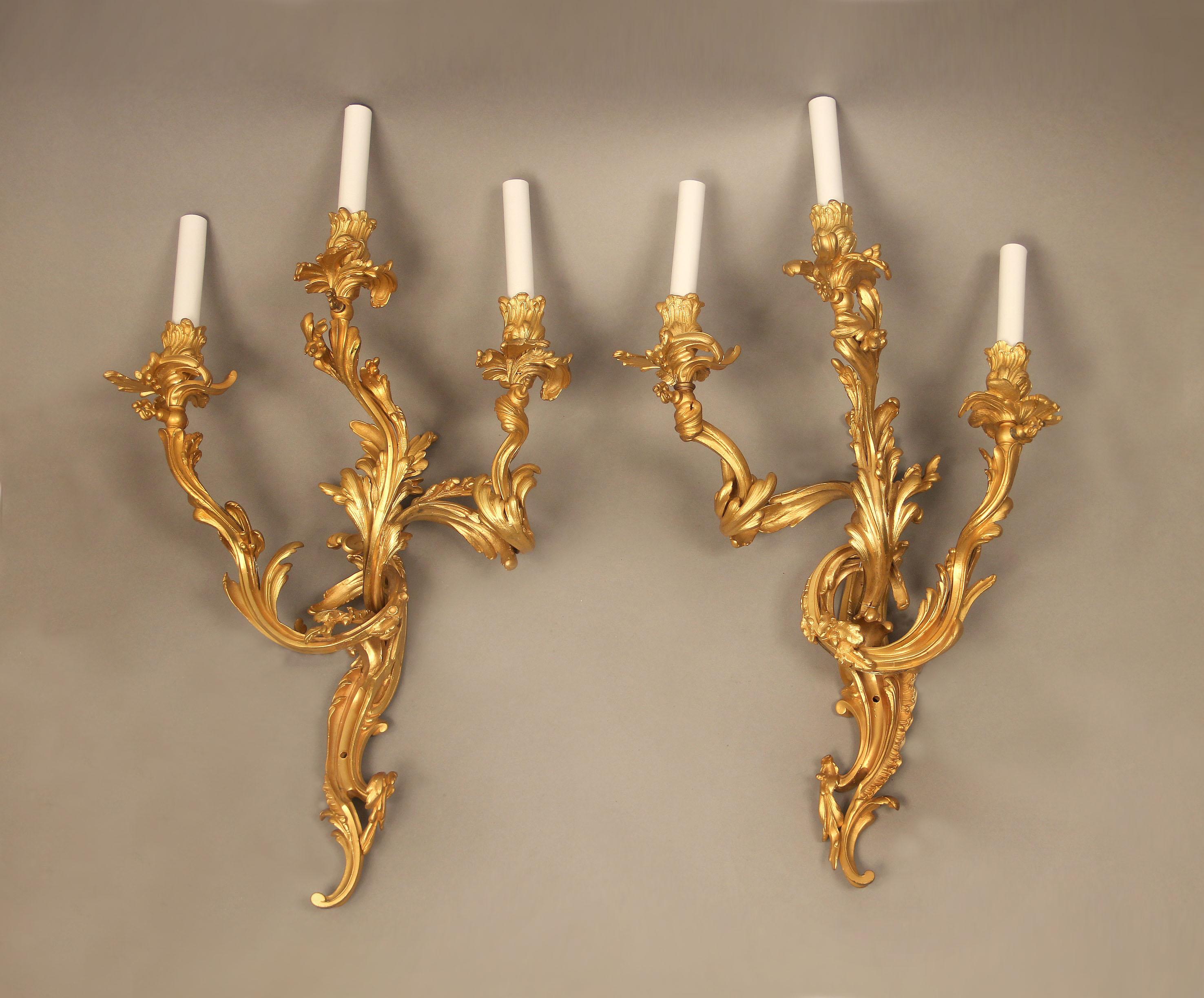 Belle paire d'appliques à trois lumières en bronze doré de style Louis XV de la fin du XIXe siècle


La plaque arrière à décor de folioles supporte trois branches de bougies qui se terminent par des gouttières et des buses.

Détails :
Hauteur - 25