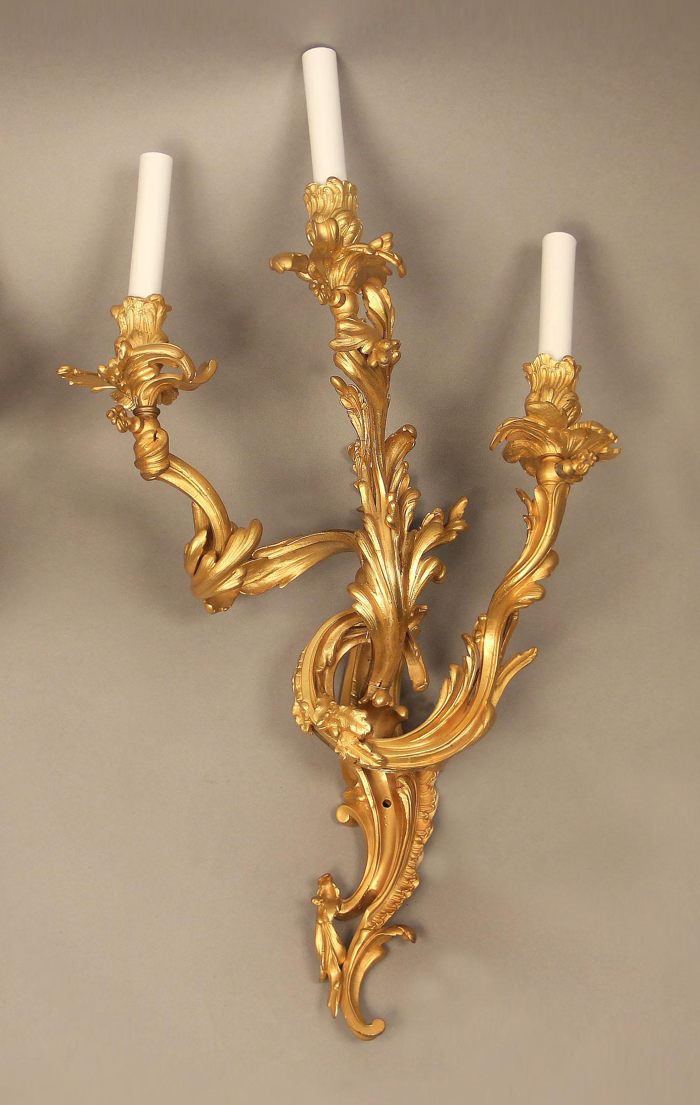Belle Époque Belle paire d'appliques à trois lumières en bronze doré de style Louis XV de la fin du XIXe siècle en vente
