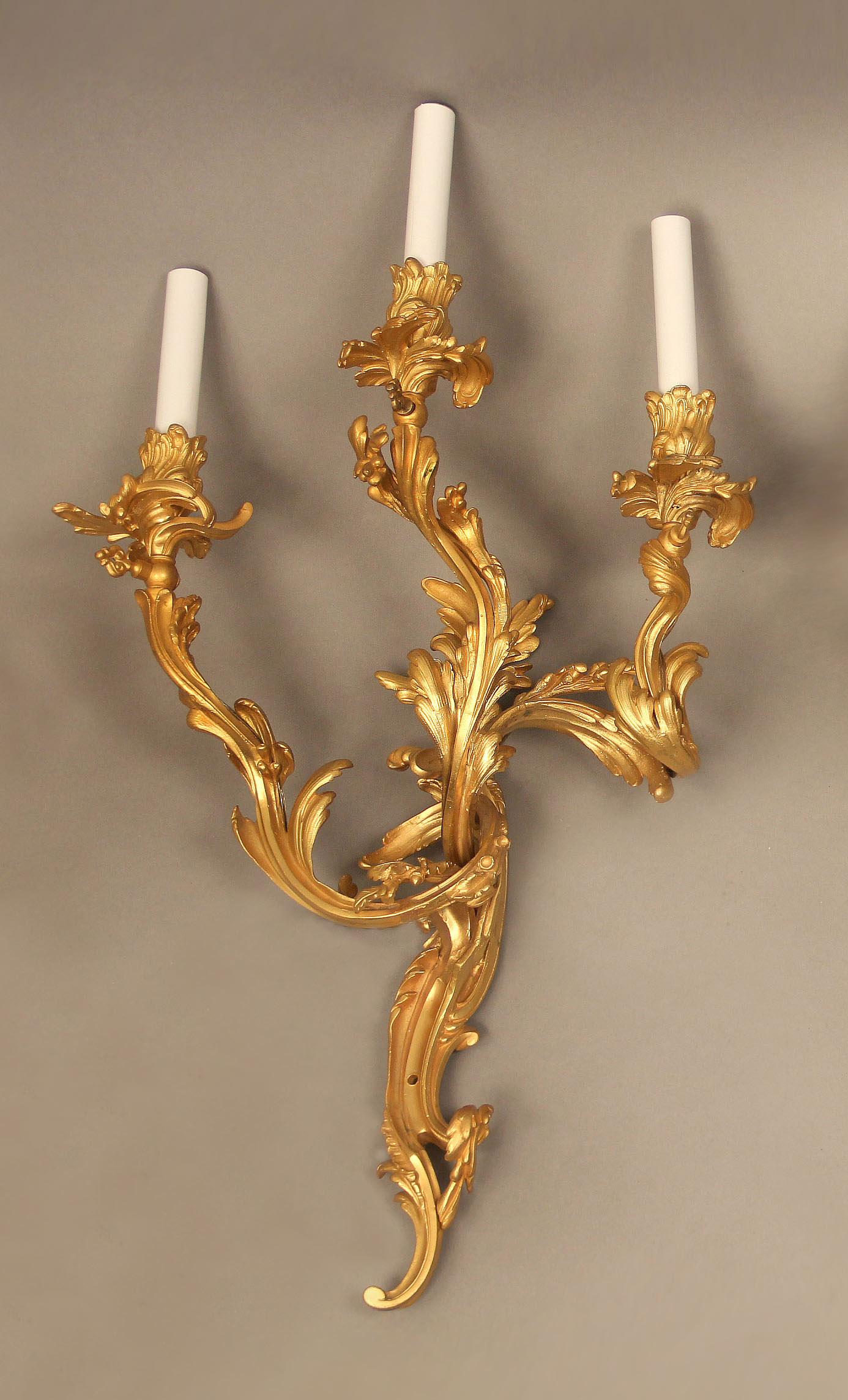 Français Belle paire d'appliques à trois lumières en bronze doré de style Louis XV de la fin du XIXe siècle en vente