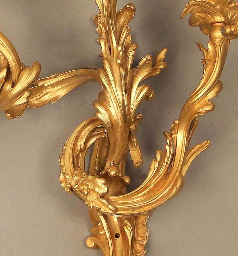 Doré Belle paire d'appliques à trois lumières en bronze doré de style Louis XV de la fin du XIXe siècle en vente