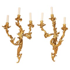 Belle paire d'appliques à trois lumières en bronze doré de style Louis XV de la fin du XIXe siècle