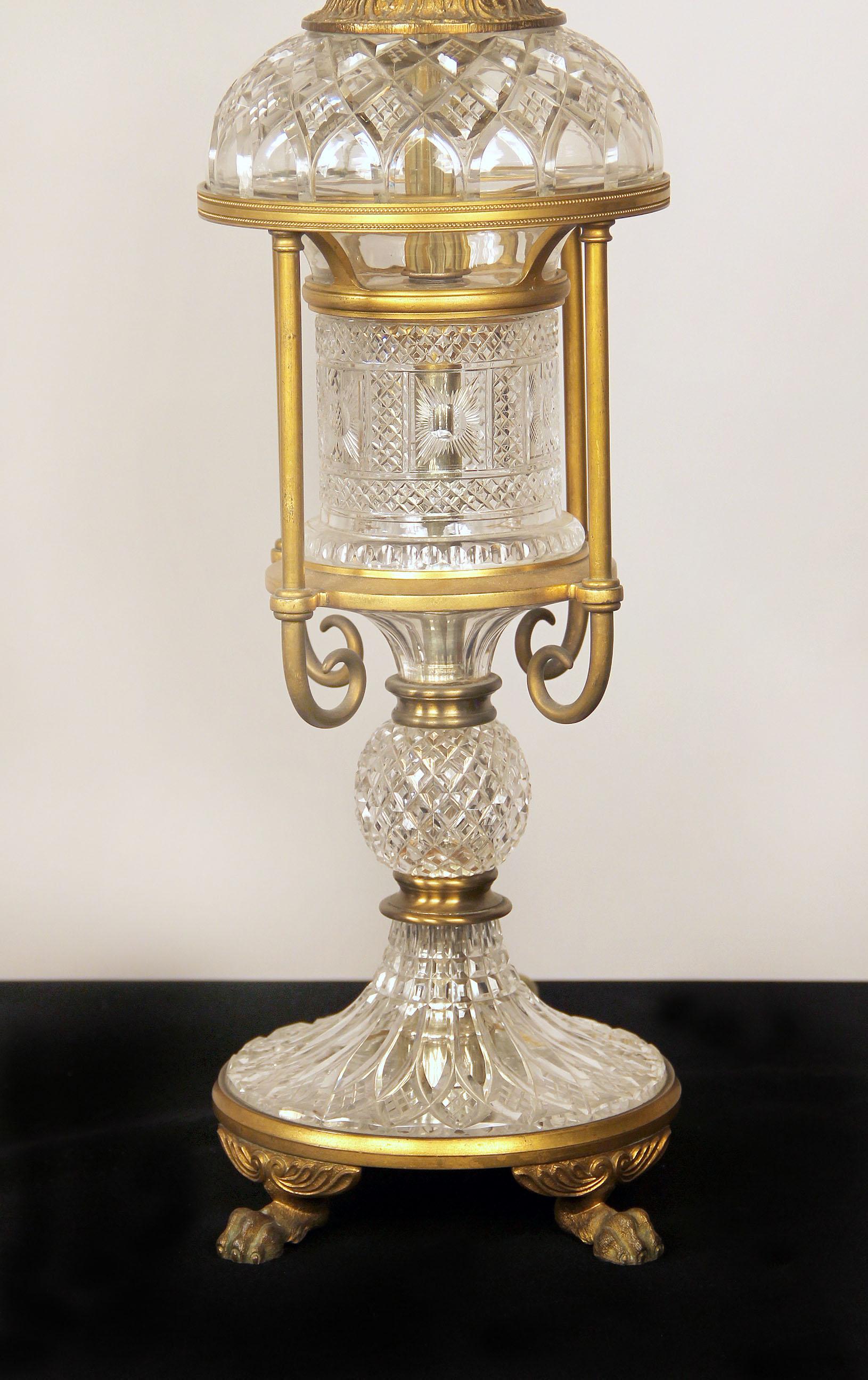 Bonita pareja de lámparas de bronce dorado y cristal francés de finales del siglo XIX-principios del XX Belle Époque en venta